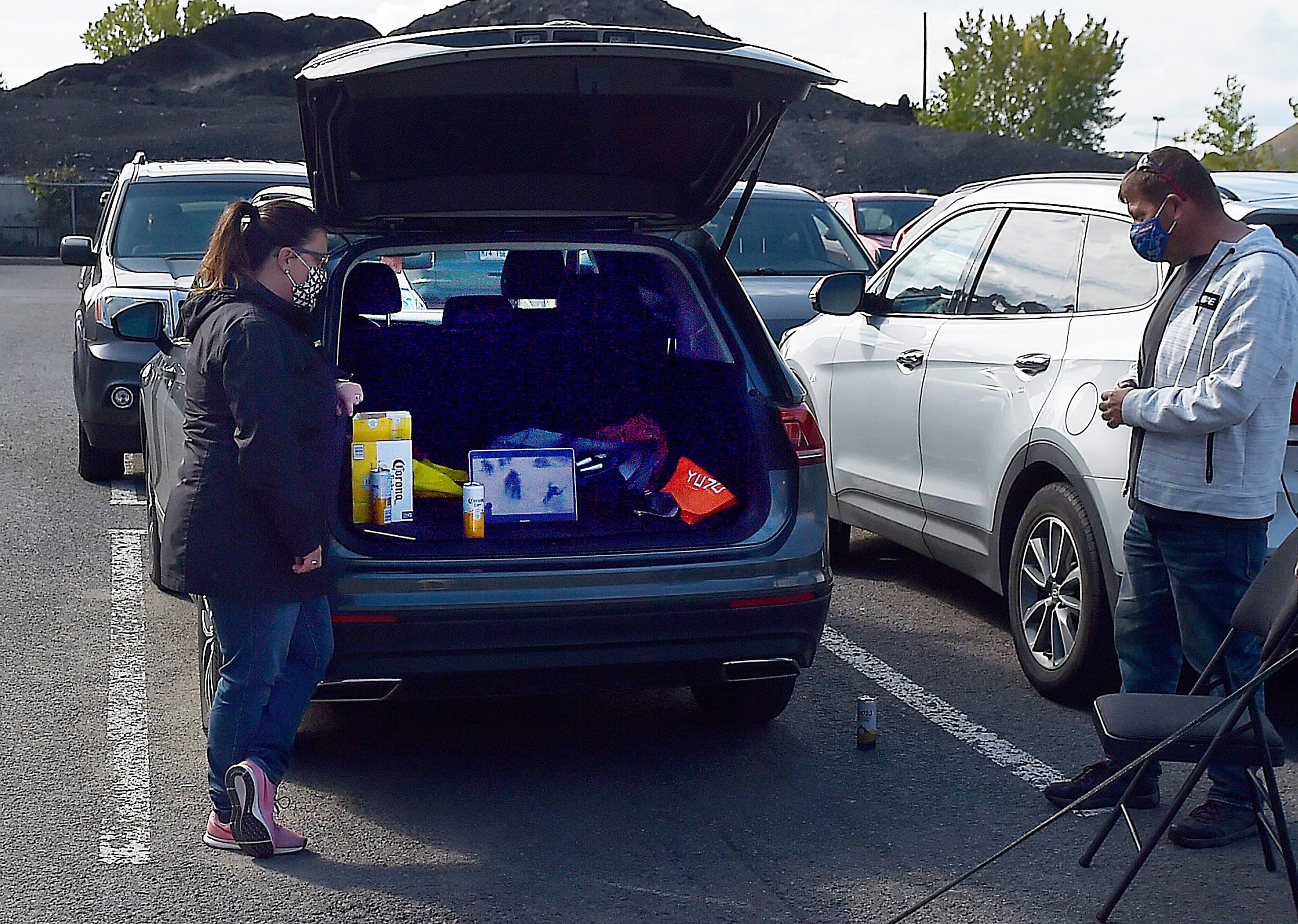 Dans le stationnement du complexe Les 3 Glaces sur le boulevard Pierre-Bertrand, dans Vanier, Mélissa Roy et Yvan Blanchette devaient regarder, hier, le match de hockey de leur enfant à partir d’un ordinateur dans le coffre de leur véhicule.