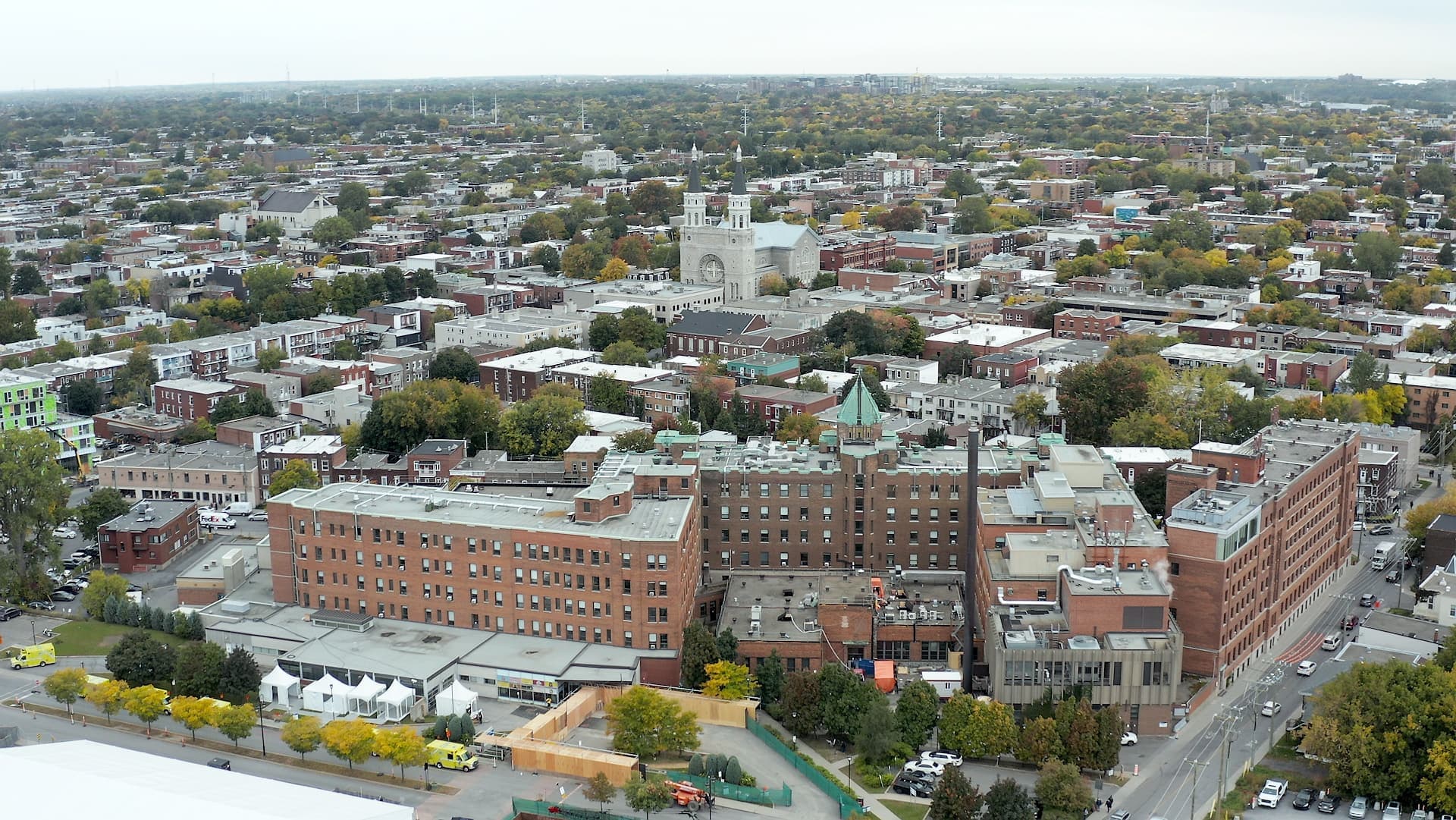 La première patiente déclarée positive à la COVID-19 s’est rendue à l’urgence de l’hôpital de Verdun, à Montréal, dont on aperçoit une vue aérienne.