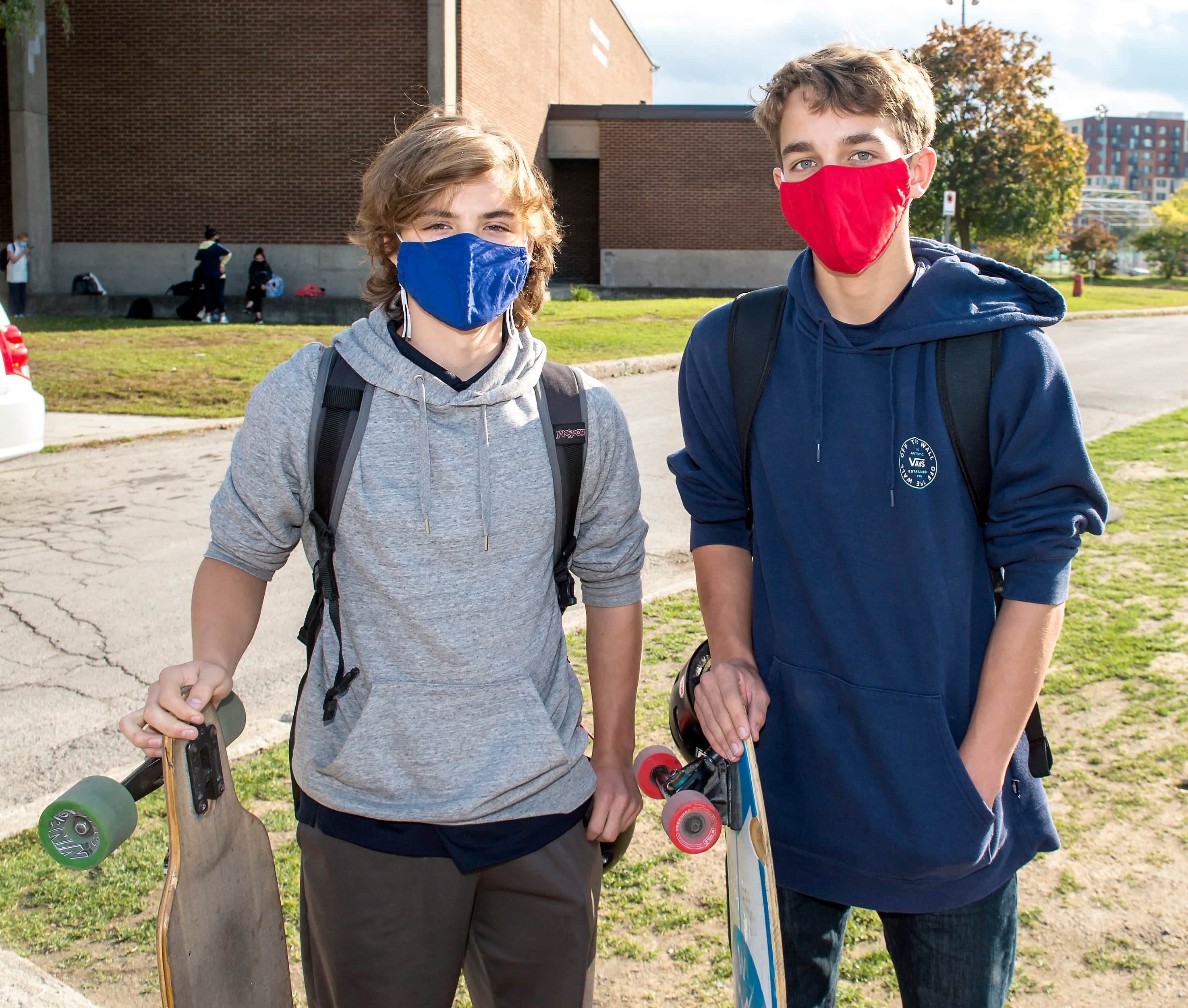 Benjamin Houle (à gauche) et Thomas Brossoit, tous deux âgés de 15 ans, portaient le masque lundi près de l’école secondaire Monseigneur-Richard, à Montréal.
