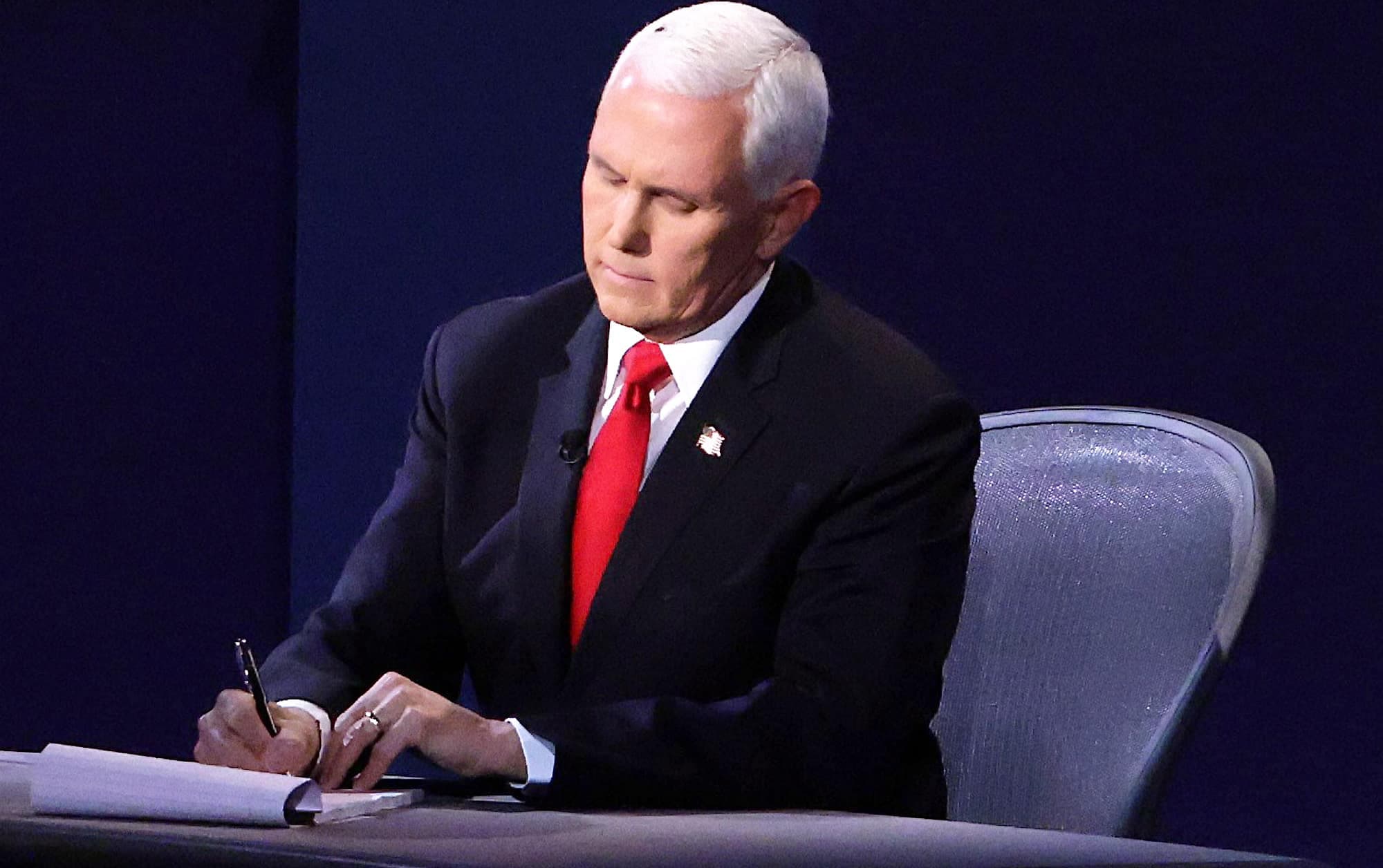 Une mouche posée sur la tête de M. Pence durant au moins une minute est devenue virale.