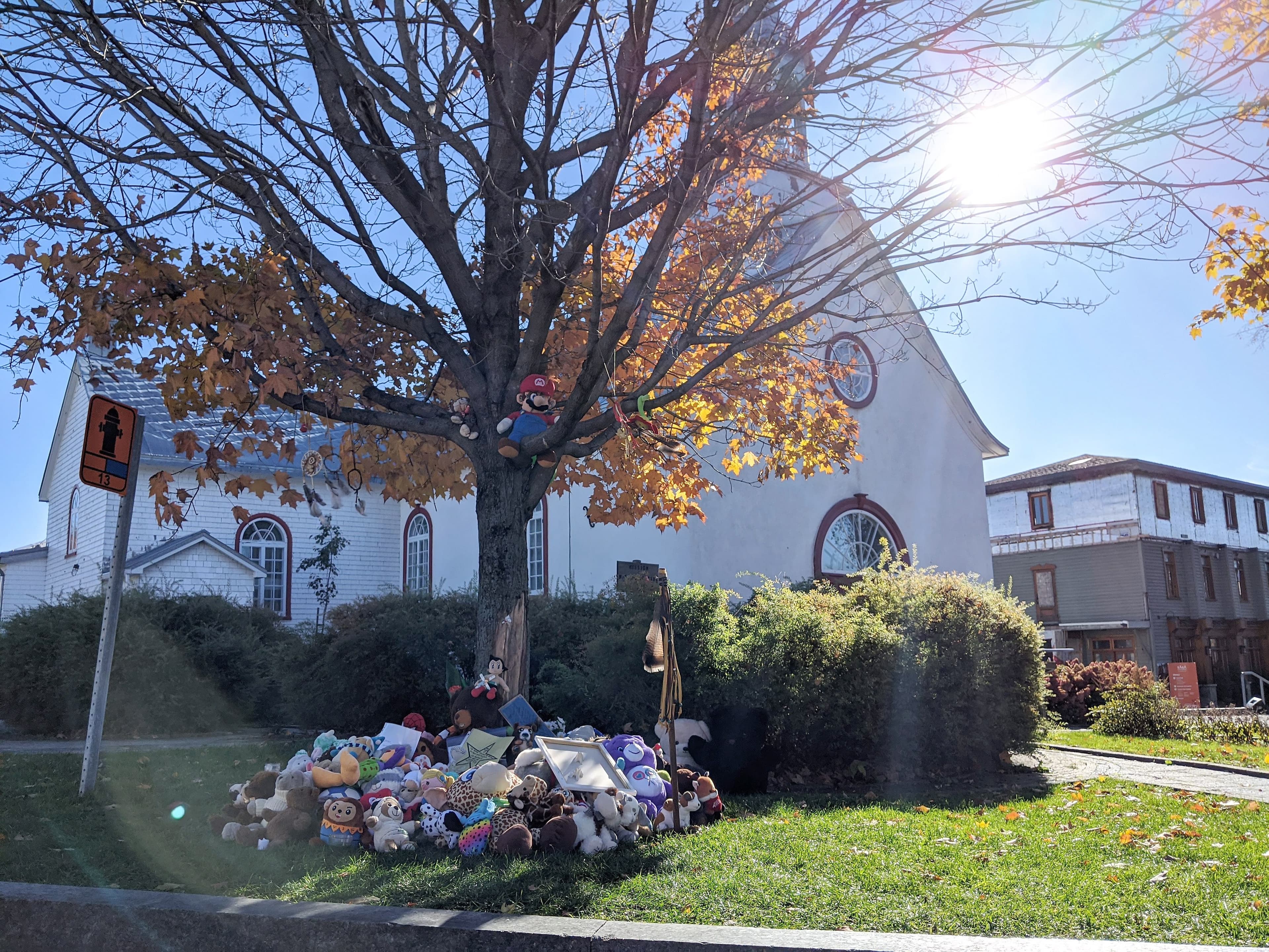 Depuis lundi, des gens déposent des peluches et des objets symboliques au mémorial érigé devant l’église Notre-Dame-de-Lorette en mémoire des deux jeunes frères retrouvés morts dimanche à Wendake.