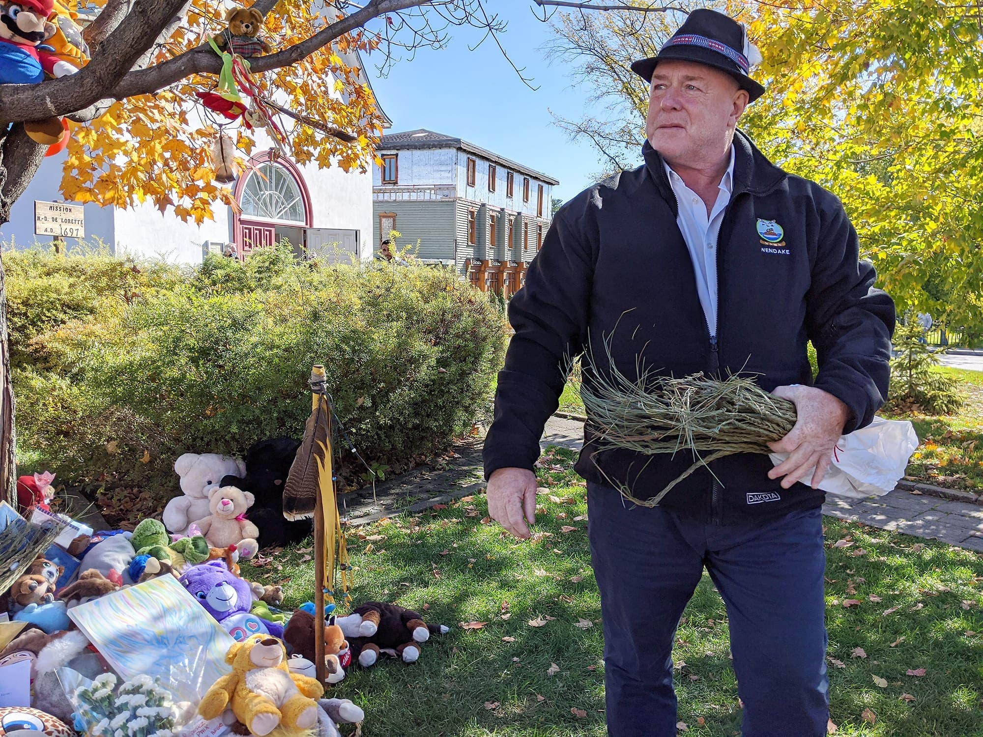 Le Grand Chef sortant de la Nation huronne-wendate, Konrad Sioui, a déposé des branches de soin sacré, geste symbolisant «la force et l’unité» et destiné à «faire monter au ciel nos prières», hier, sous un arbre, devant l’église Notre-Dame-de-Lorette, où un mémorial improvisé s’est mis en place à la suite du drame, non loin de la maison où les corps inanimés ont été retrouvés.