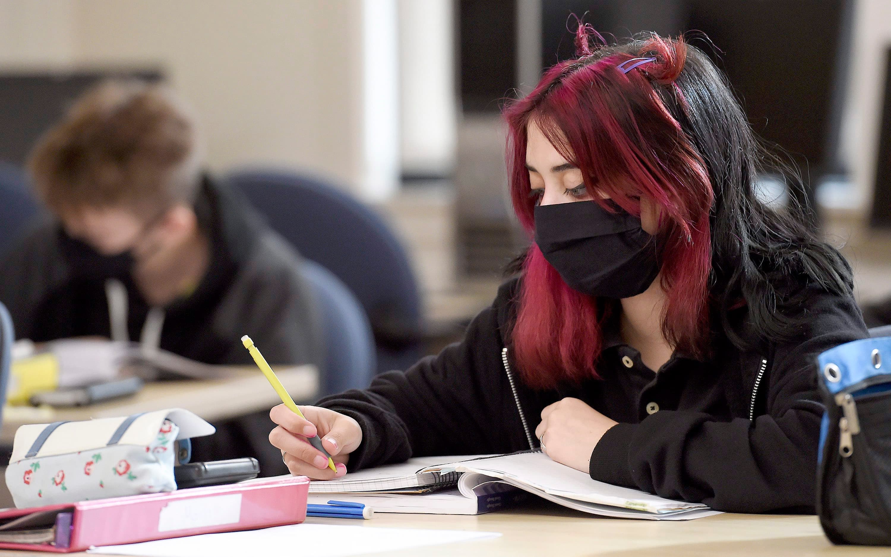 Avec le retour des jeunes à l’école vient une liste de consignes s’ils ont des symptômes de la COVID-19 ou s’ils ont un résultat positif.
