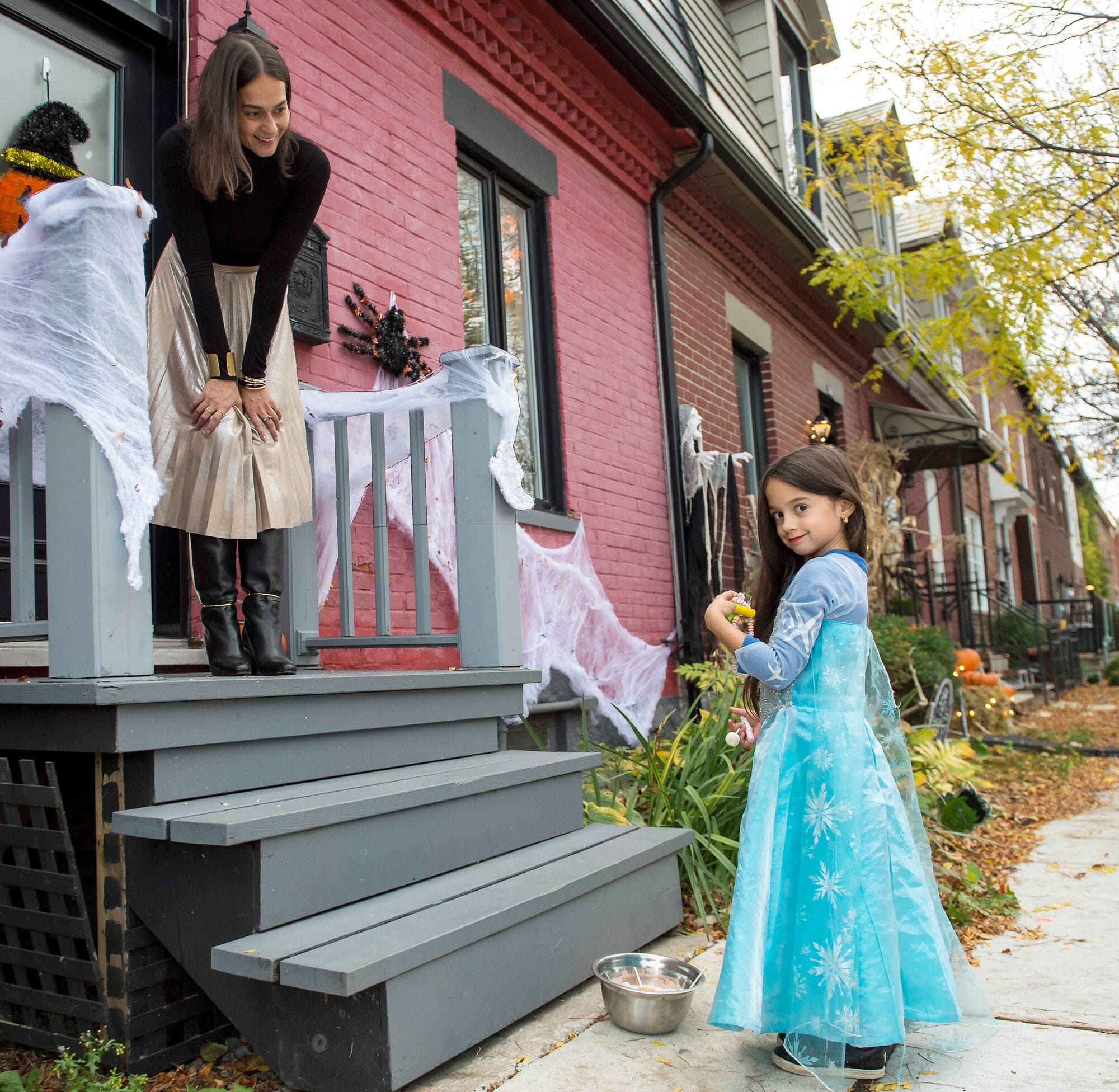 La petite Nina, âgée de 5 ans, montre l’exemple : elle respecte les deux mètres de distance lors de sa collecte de bonbons. Toutefois, le port du masque est recommandé pour l’Halloween.
