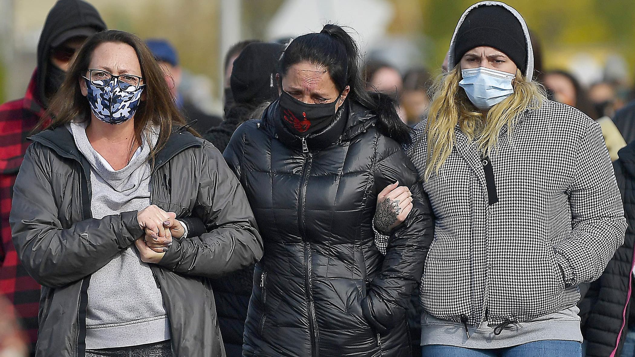Mylène Chicoine (au centre), mère de Michaël Chicoine, le principal suspect dans cette affaire, n’a pu retenir plusieurs sanglots lors de l’événement.