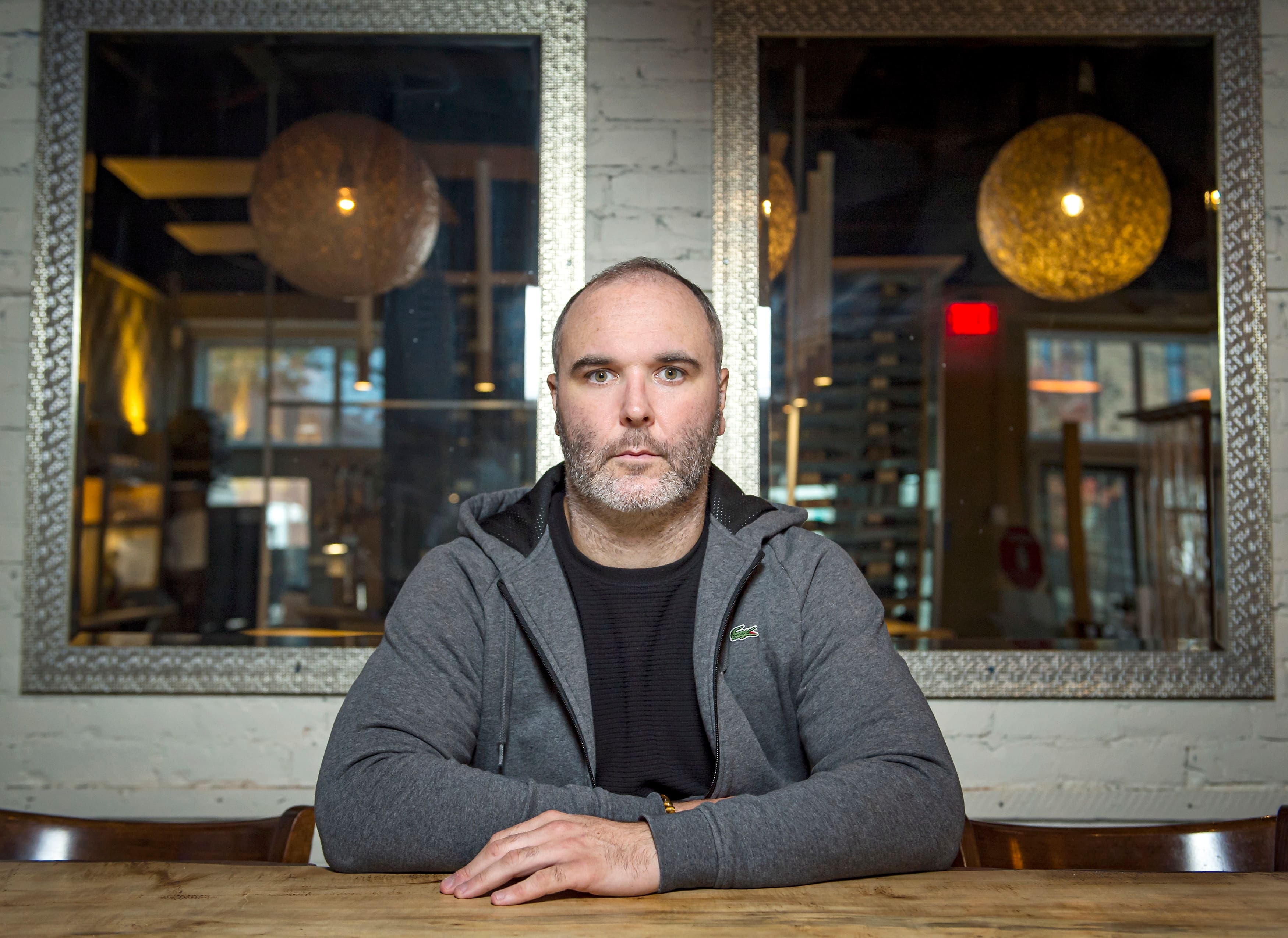 Le copropriétaire du restaurant Le Fougasse à Sorel-Tracy, Jean-Philippe Boulet, dit avoir récemment été victime d’un vol d’identité en lien avec la Prestation canadienne d’urgence. On le voit ici dans son restaurant, mercredi après-midi.