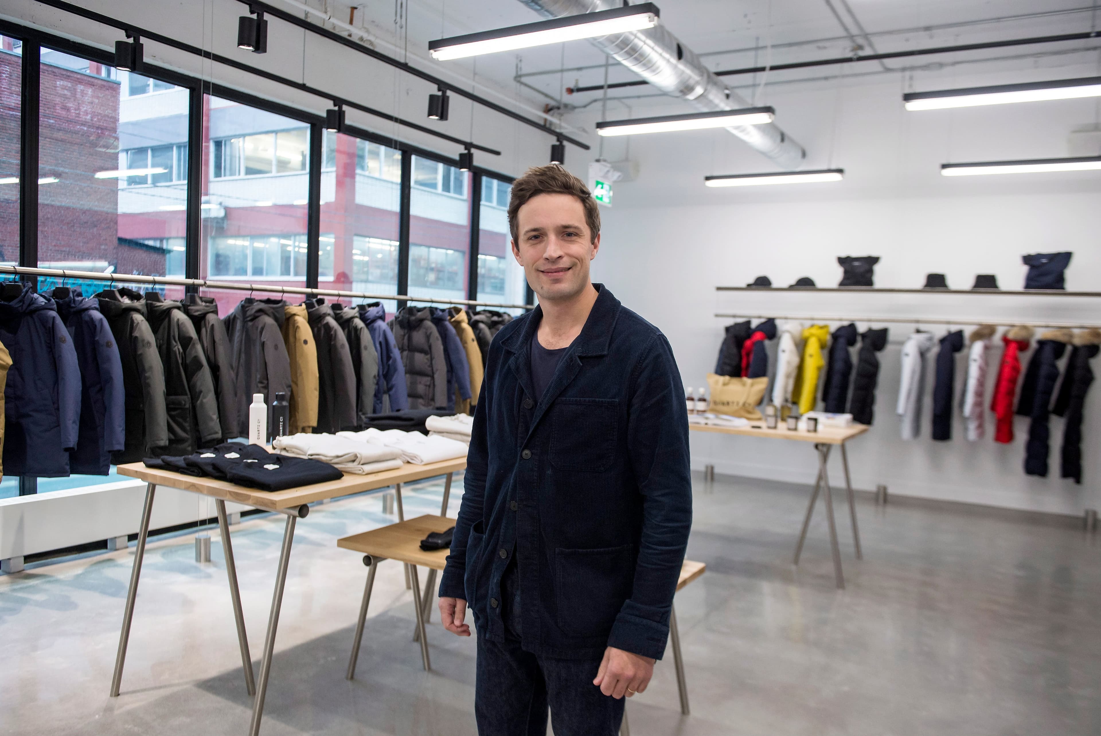 Jean-Philippe Robert, patron de Quartz Co., dans son magasin du Mile-End, à Montréal. Sa PME fabrique des manteaux vendus partout sur la planète, notamment au Japon et en Allemagne.