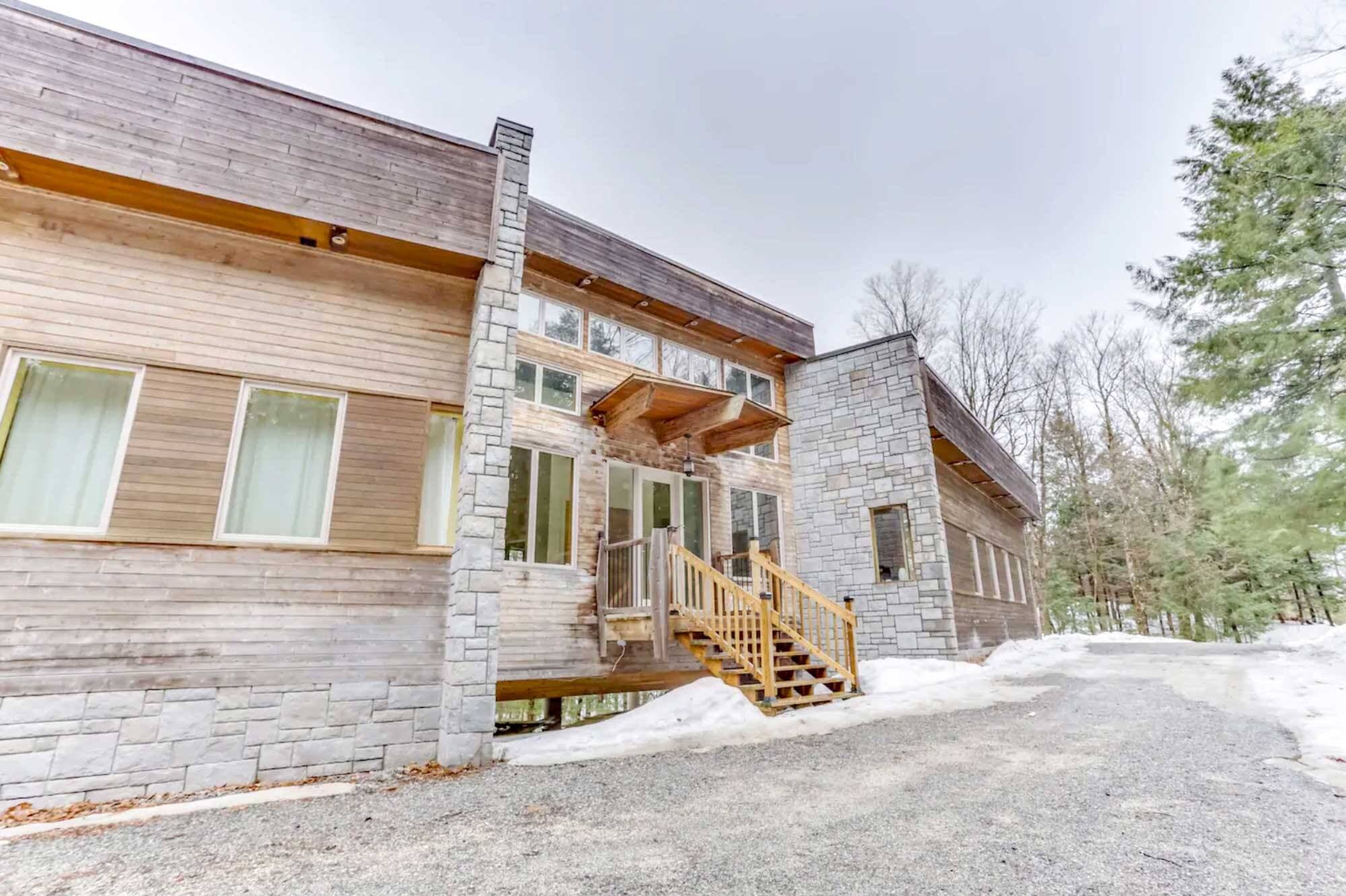 Les policiers ont identifié 83 étudiants ayant pris part à un party le week-end dernier dans cette luxueuse et vaste résidence à louer de Chelsea, en Outaouais, afin de leur remettre chacun un constat d’infraction totalisant 1546 $.