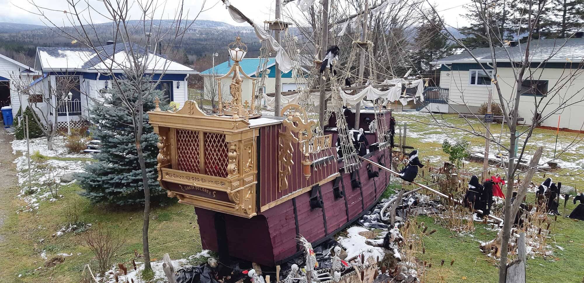 Marc Malenfant a utilisé des matériaux recyclés, comme des palettes de bois et même un harmonium d’église pour réaliser le navire inspiré des galions espagnols.