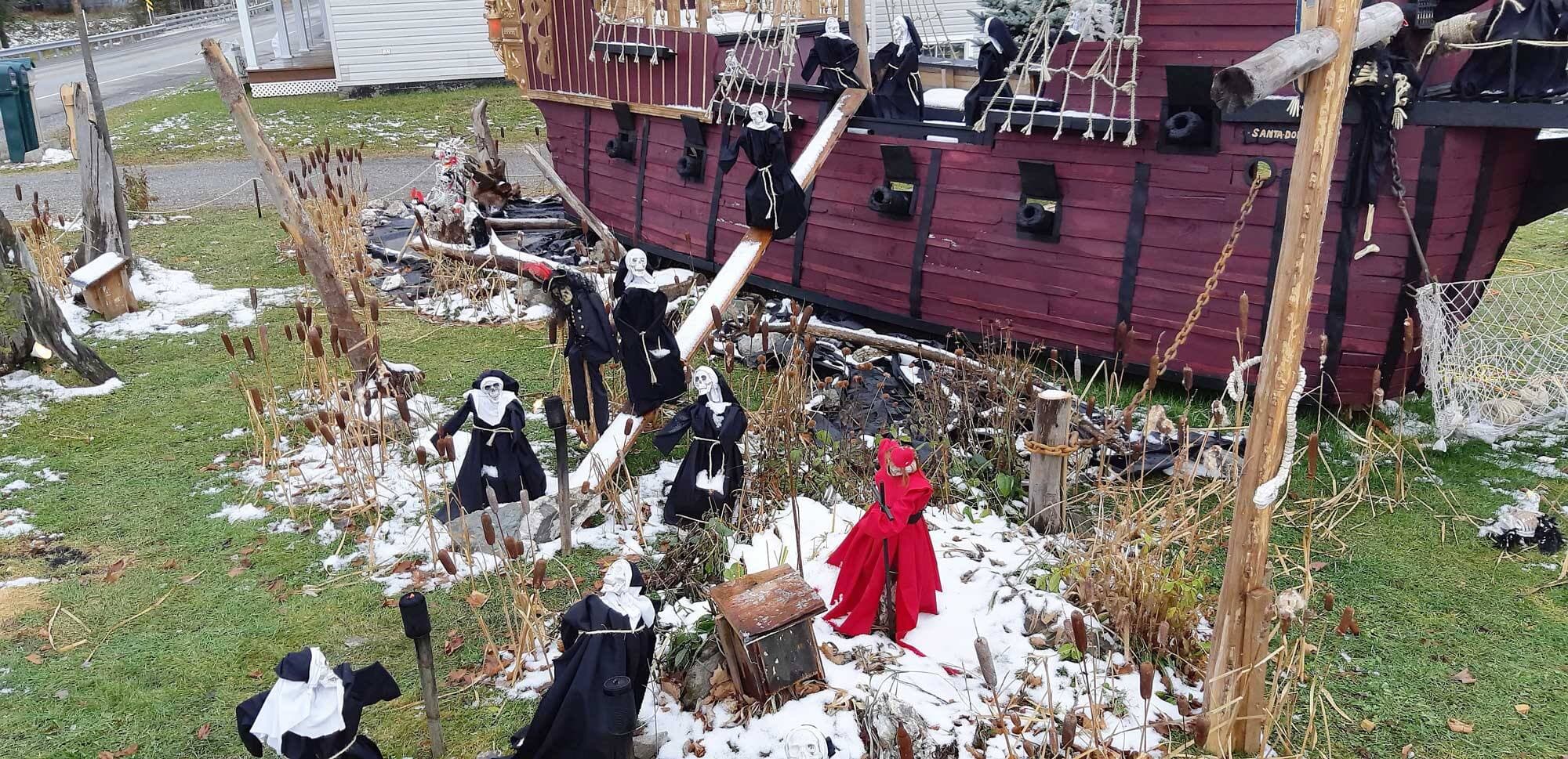 Le citoyen aime ajouter une touche d’histoire à ses décors. La scène illustre l’arrivée de religieuses en Nouvelle-France sous le regard bienveillant d’Amérindiens dans un canot d’écorce.
