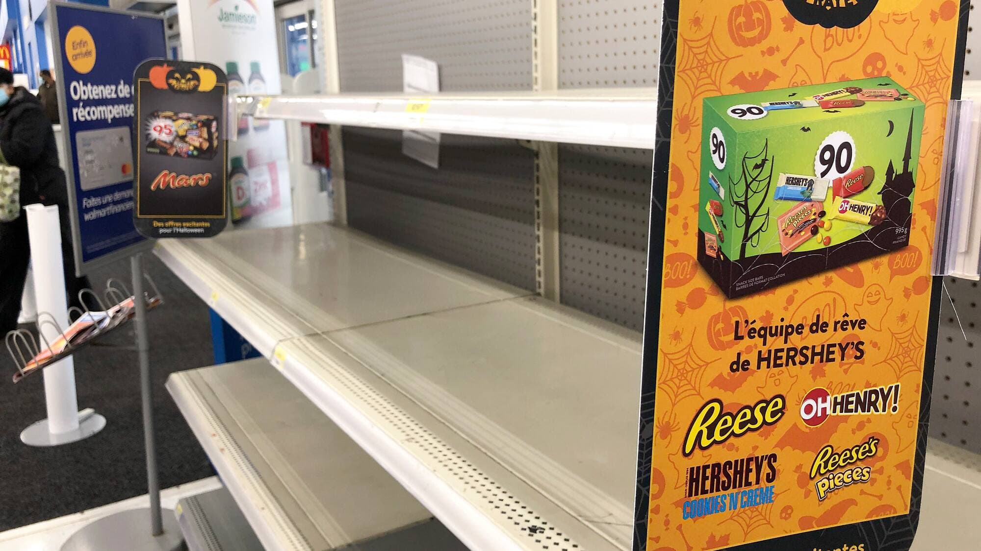 Les étagères de bonbons étaient vides samedi matin au Walmart de l’arrondissement Beauport, à Québec.