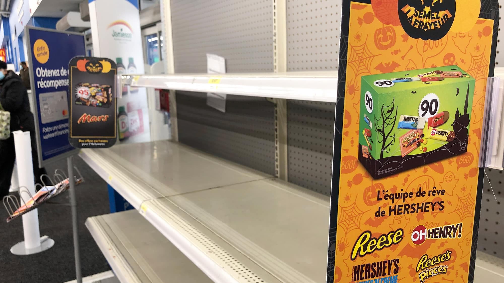 Les étagères de bonbons étaient vides samedi matin au Walmart de l’arrondissement Beauport, à Québec.