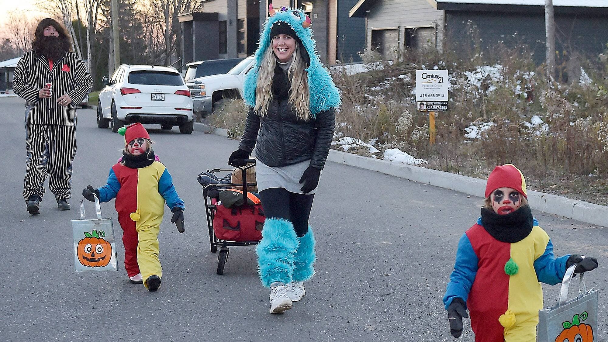 Joanie Patry et ses petits clowns ont arpenté les rues de Beauport à la recherche de bonbons.