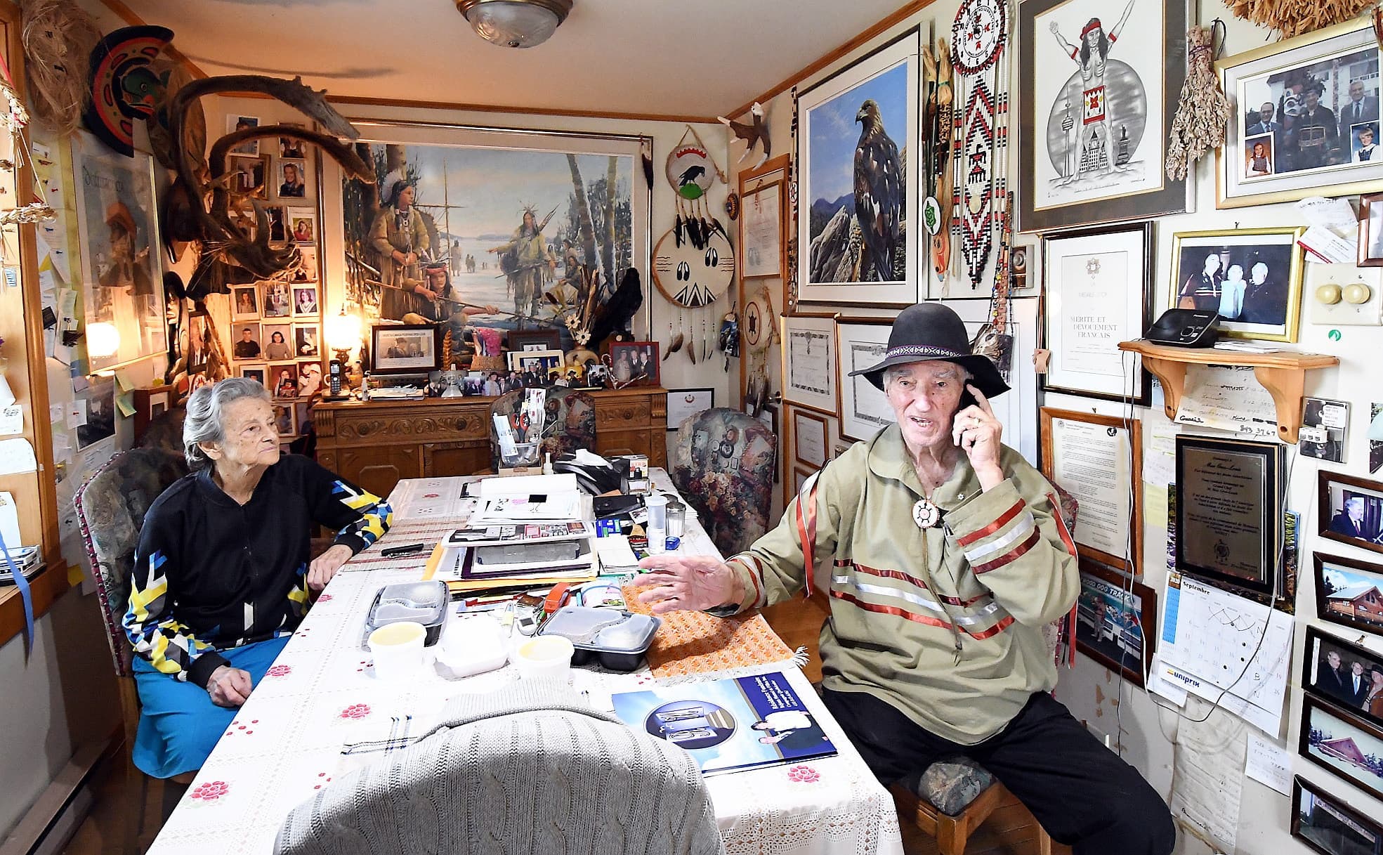 Encore très actif, il reçoit de nombreux appels qu’ils traitent souvent dans la salle à manger, entouré de nombreux souvenirs.