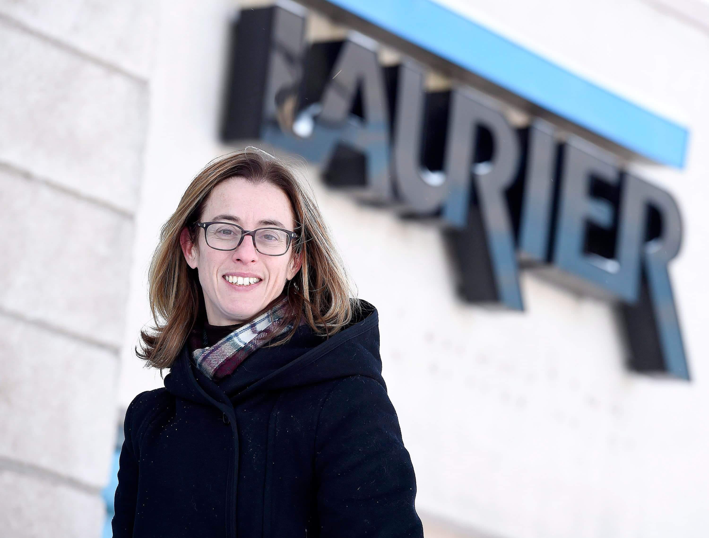 La DG de Laurier Architectural, Mélanie Mercier, devant les installations de l’entreprise à Laurier-Station, dans la région de Lotbinière. La PME veut se positionner favorablement dans le marché des panneaux protecteurs en verre.