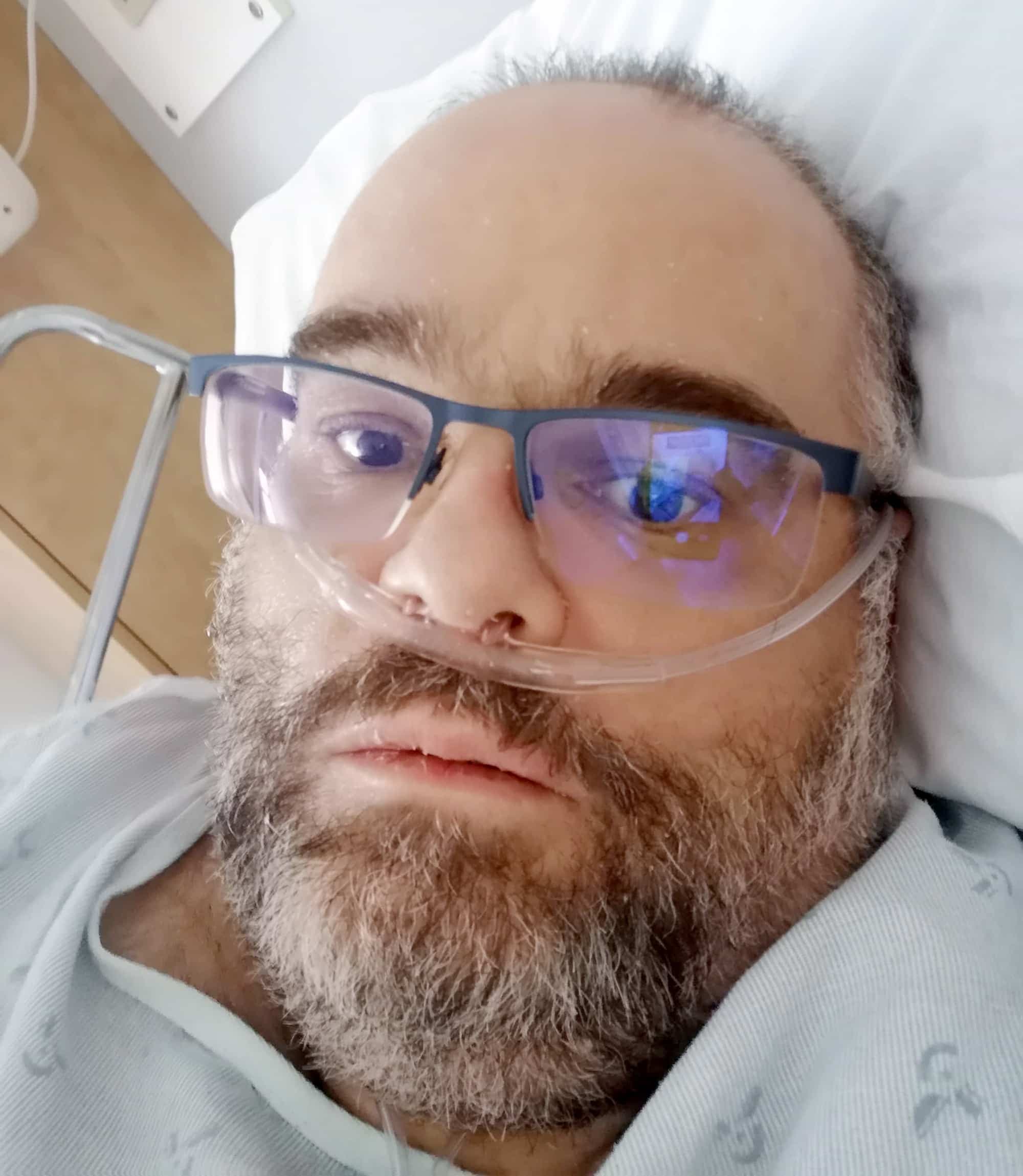 Georges Aguiar aux soins intensifs en avril, une semaine après s’être réveillé d’un coma de 15 jours.