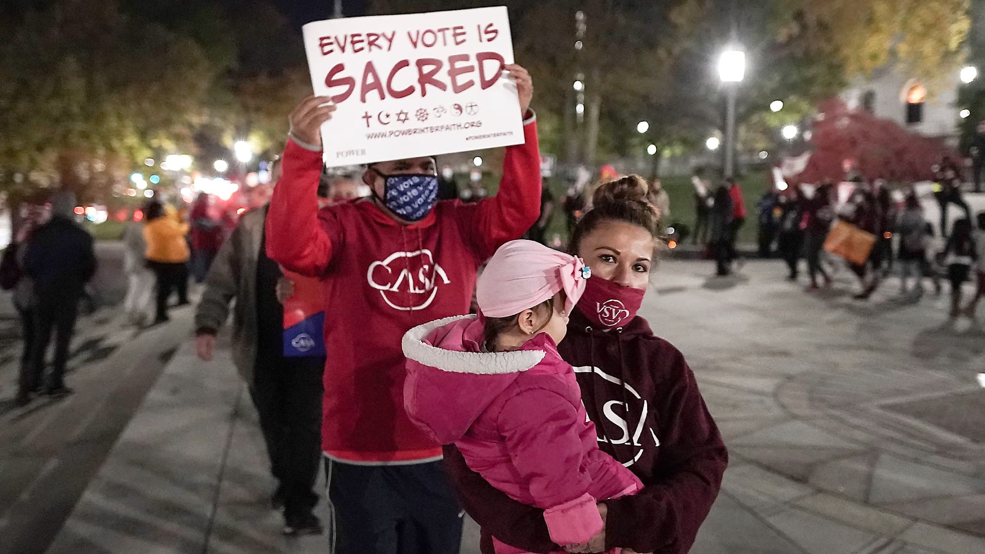 Une mère et son enfant marchent avec des manifestants pour réclamer le compte de tous les votes en Pennsylvanie.
