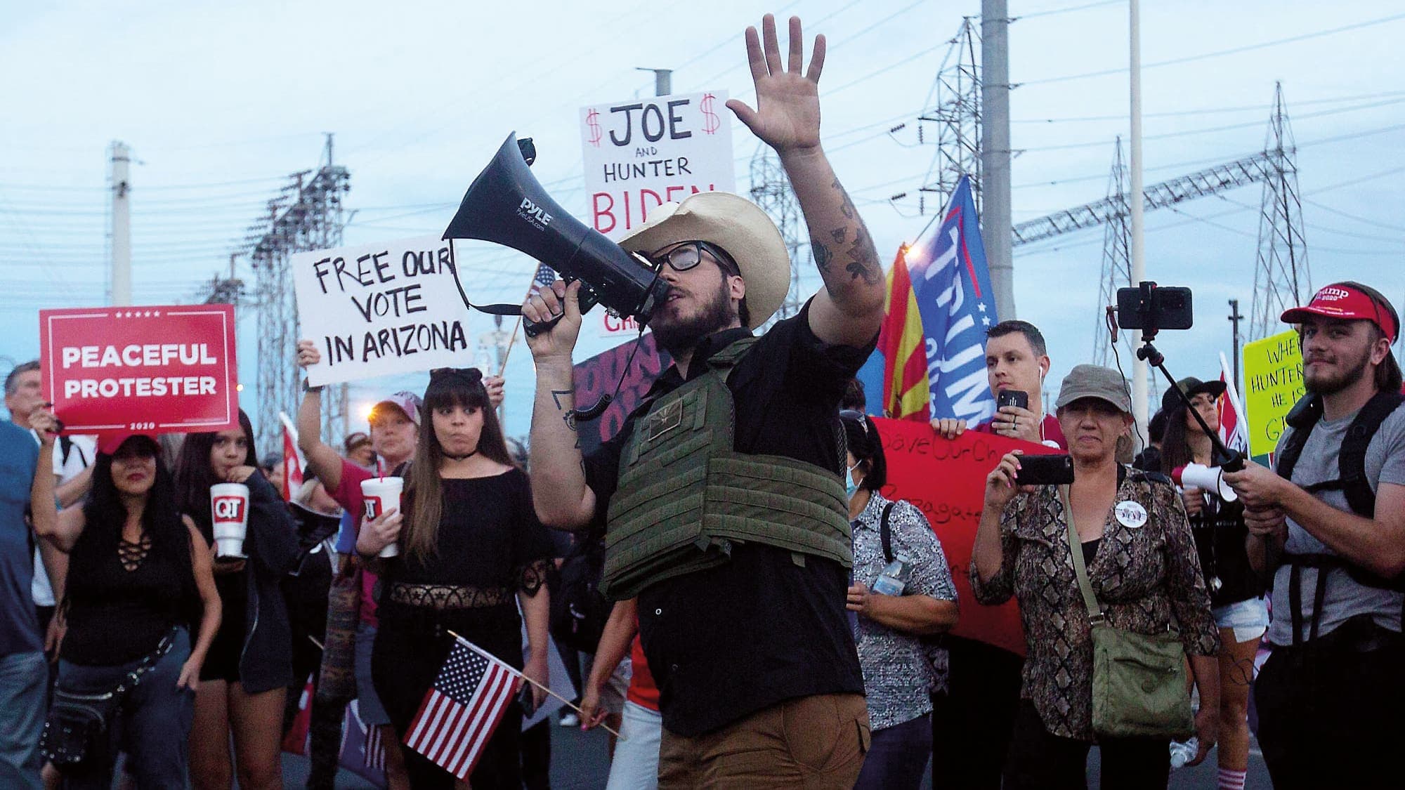 Des partisans de Donald Trump manifestent devant un bureau de comptage à Phœnix, en Arizona.