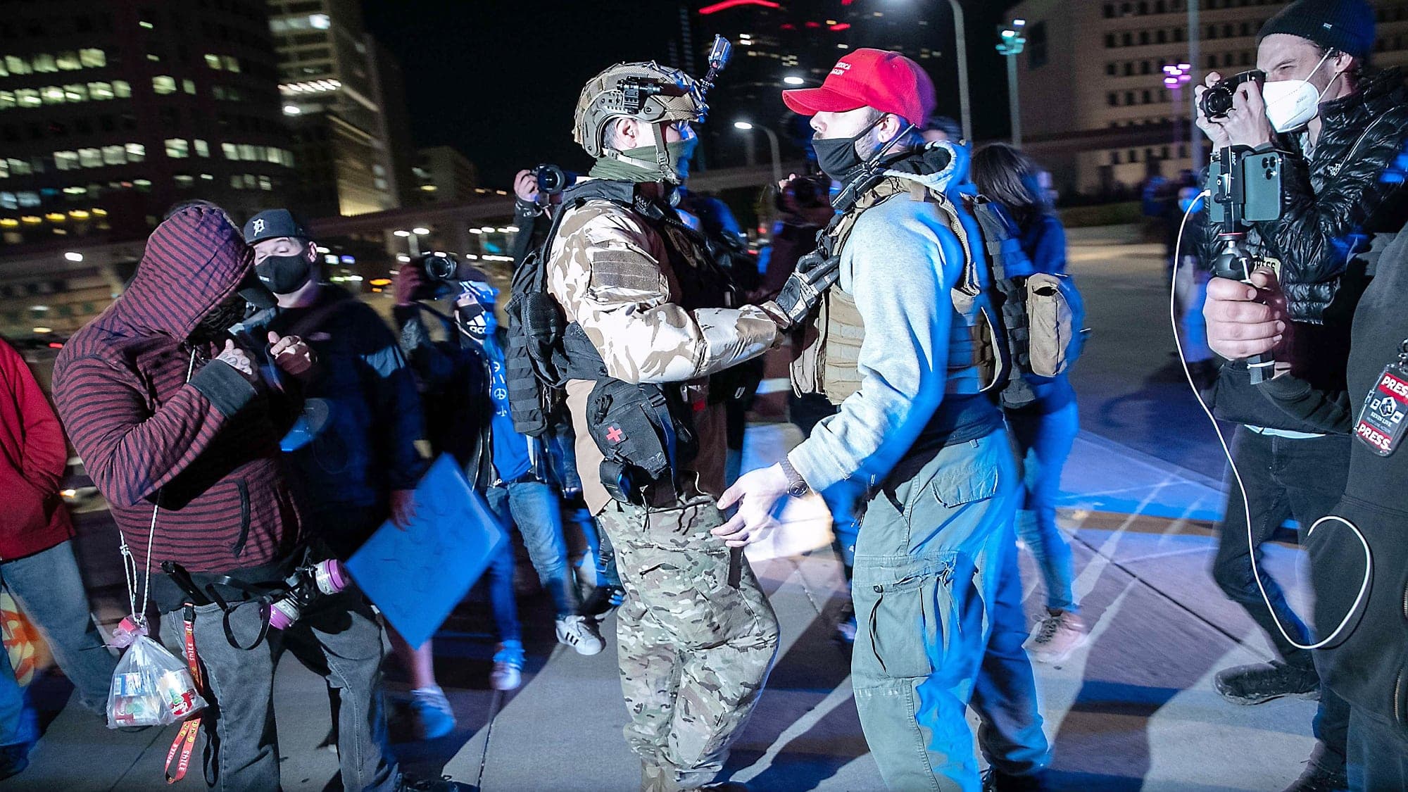 Des manifestants démocrates et républicains se sont affrontés à Detroit, au Michigan, en fin de soirée jeudi.