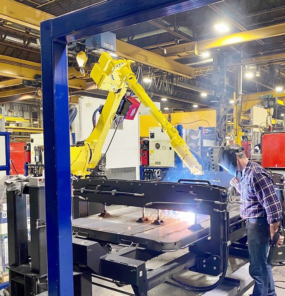 Un travailleur à l’usine de Manac à Saint-Georges de Beauce.