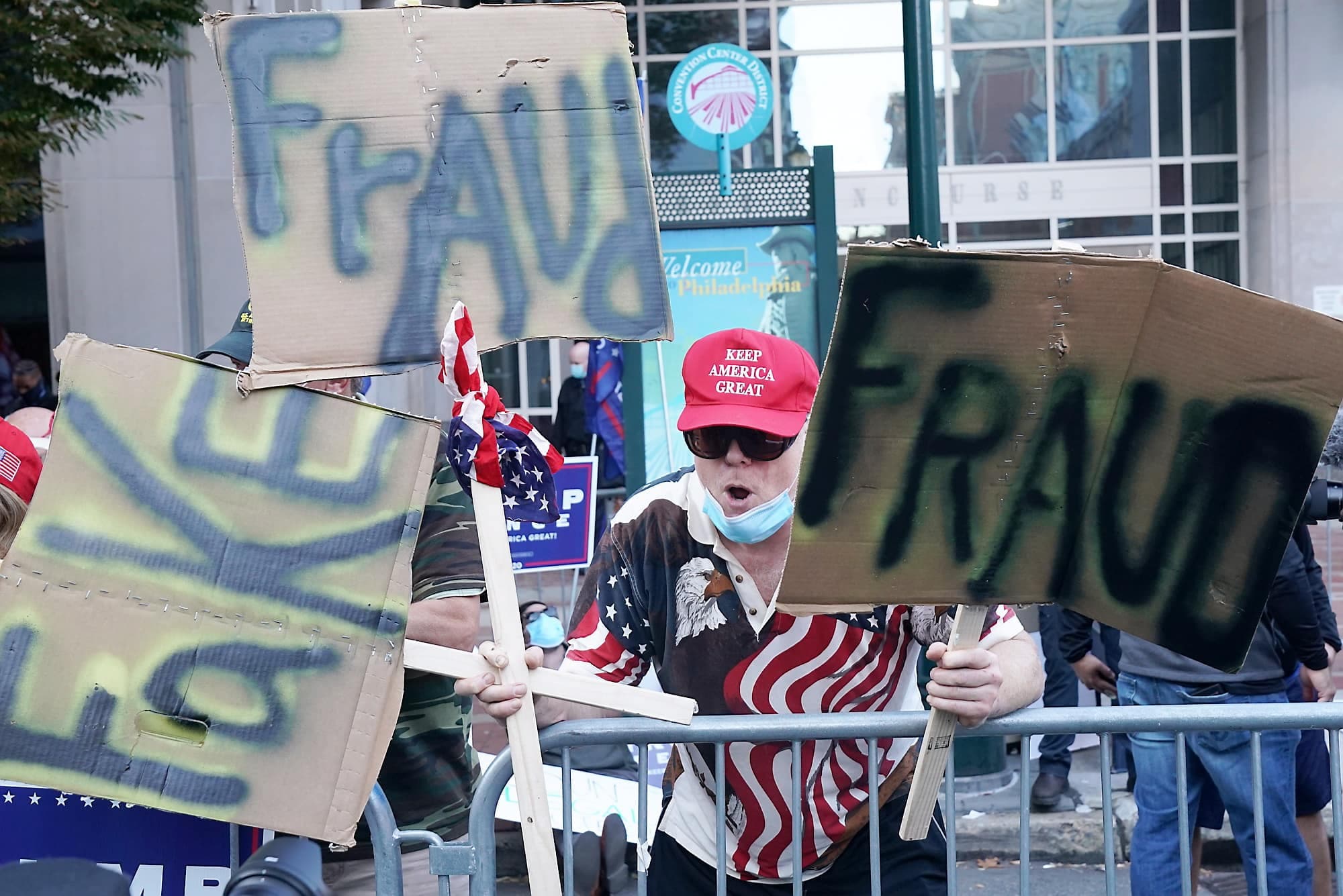 Un partisan de Donald Trump brandissait, vendredi, des pancartes « fraude » et « fake » à Philadelphie.