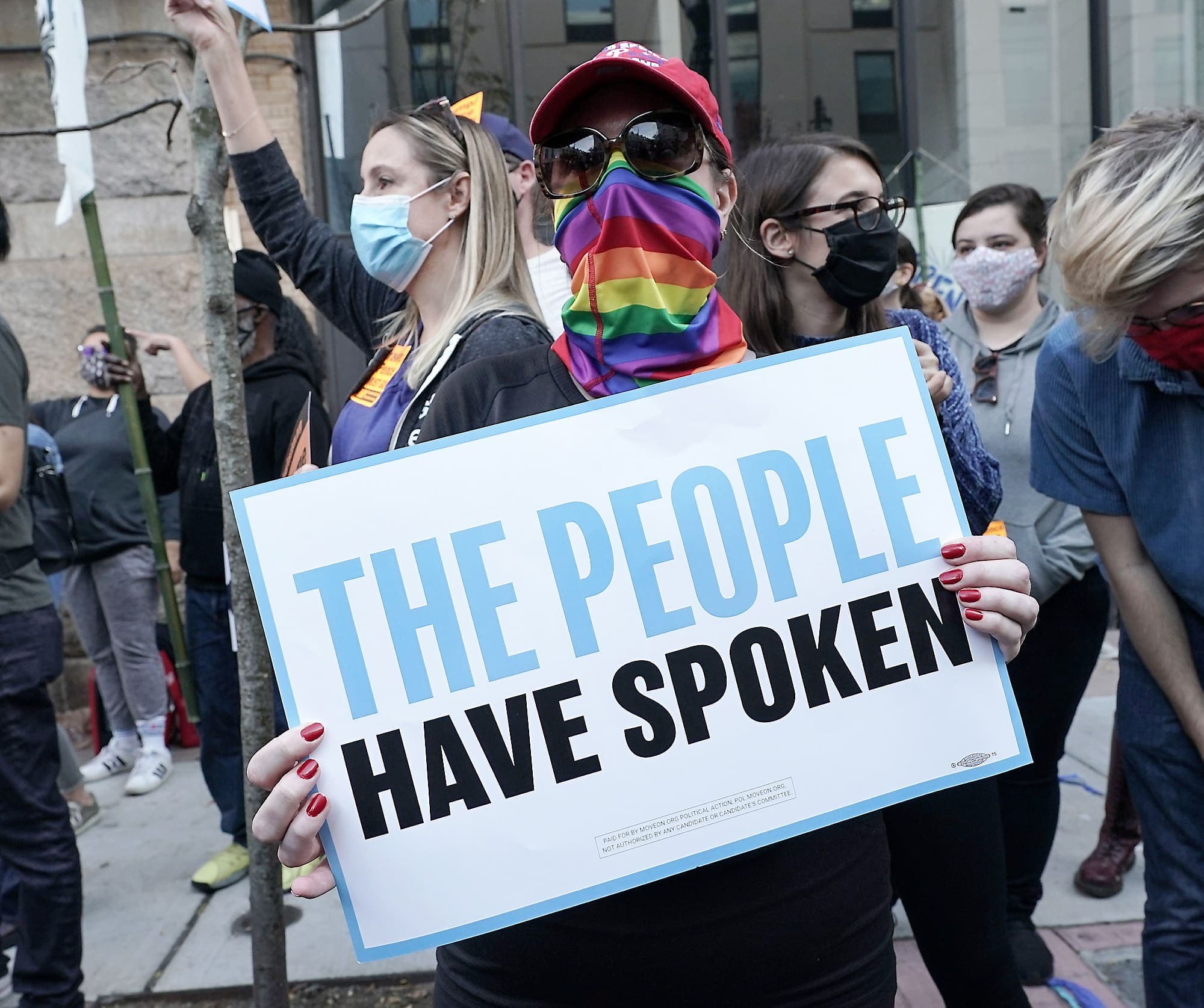 Une partisane pro-Biden brandit une pancarte « Le peuple a parlé » lors d’une célébration à Philadelphie, vendredi.