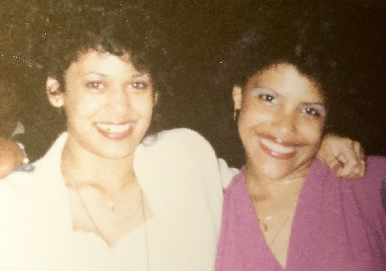 La femme de 56 ans a fait son secondaire à Montréal, où elle s’est liée d’amitié avec Wanda Kagan (à droite sur la photo).