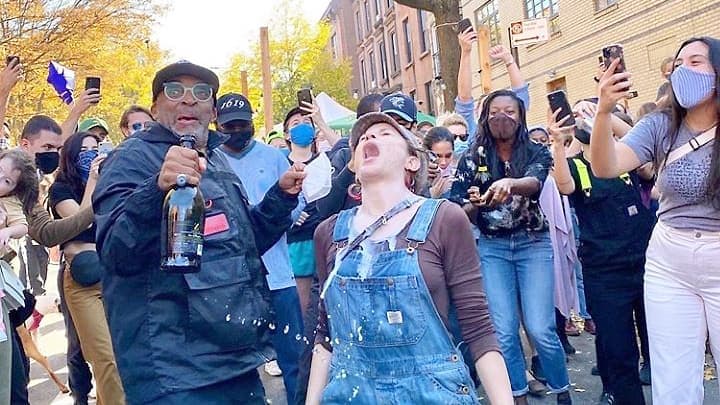 Le producteur et réalisateur Spike Lee faisant éclater le champagne dans les rues de New York samedi.