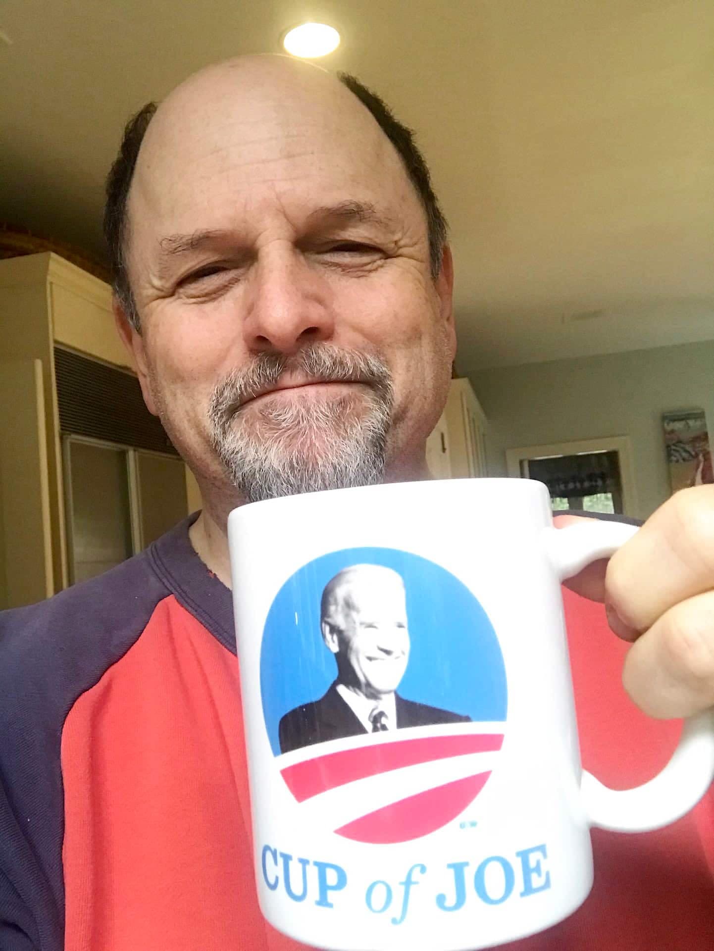 L’acteur Jason Alexander demande au peuple américain de donner une chance à Joe Biden pour le bien de l’Amérique.