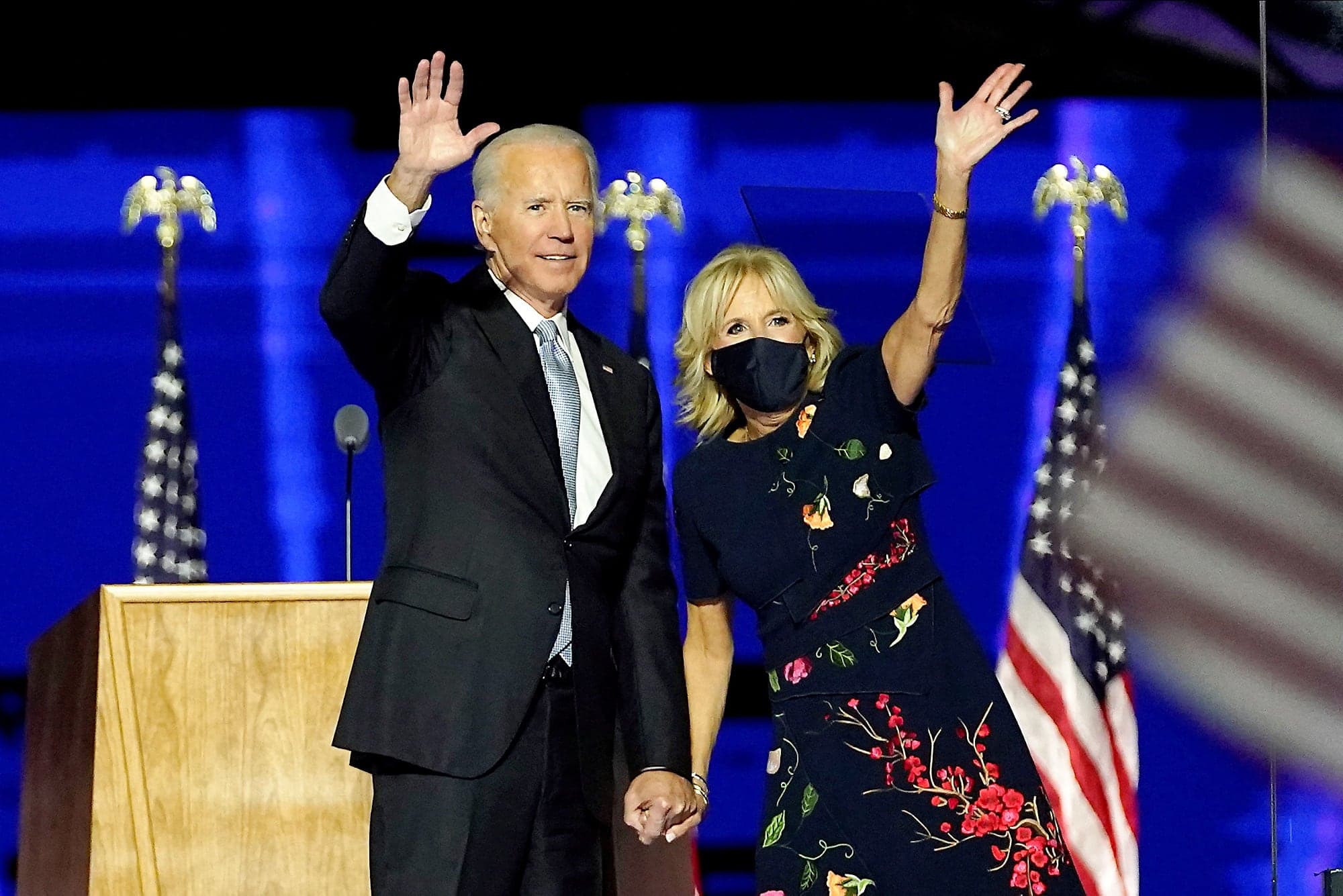 Joe Biden et sa femme Jill Biden saluent la foule après le premier discours du 46e président des États-Unis. En début d’allocution, le nouvel élu a pris soin d’insister sur l’importance qu’a sa conjointe dans sa vie et sa carrière politique.
