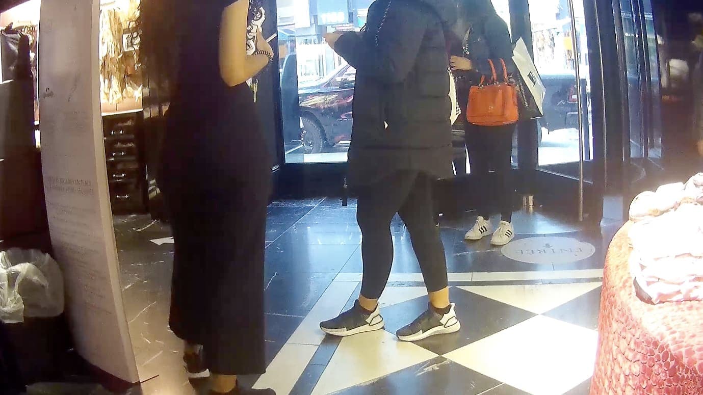 Chez Victoria’s Secret, une employée (à gauche sur la photo en caméra cachée) nous a accueillis en anglais seulement.