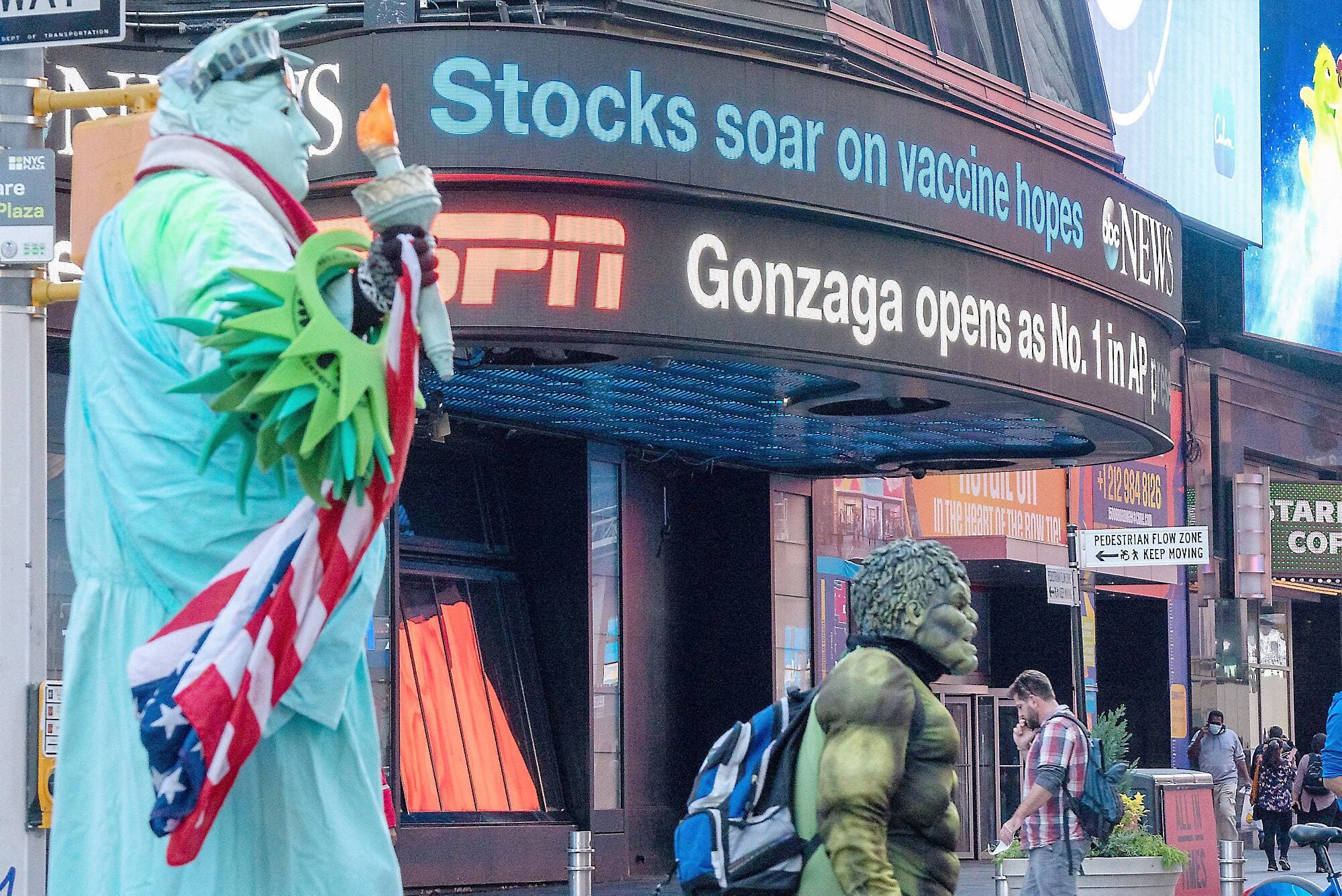 L’annonce de Pfizer et BioNTech sur l’espoir d’un vaccin a provoqué un bond des Bourses mondiales, hier, comme l’affichait ce panneau électronique de Times Square, à New York.