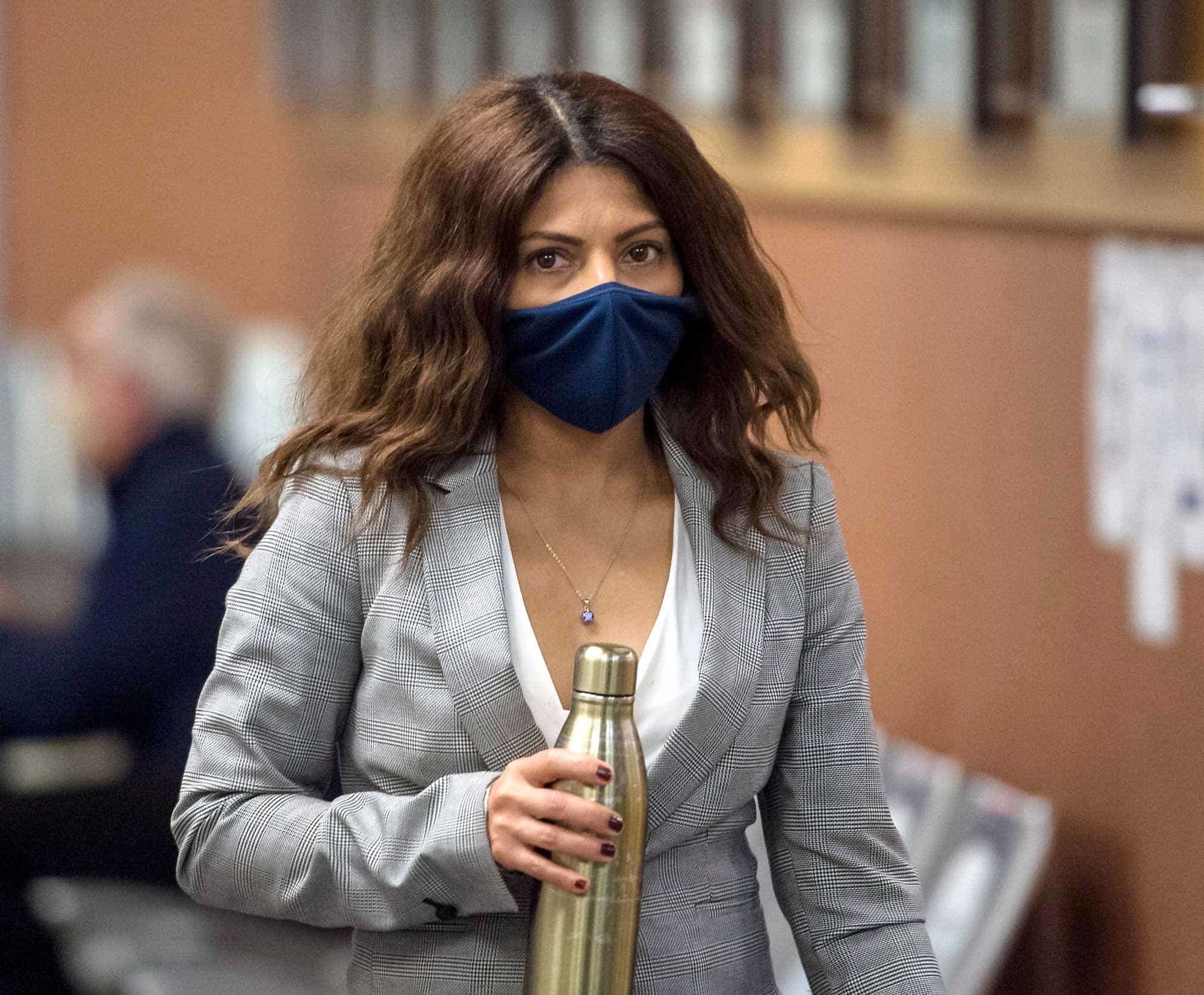 Ensaf Haidar, la femme de Raif Badawi, au palais de justice de Montréal lundi.