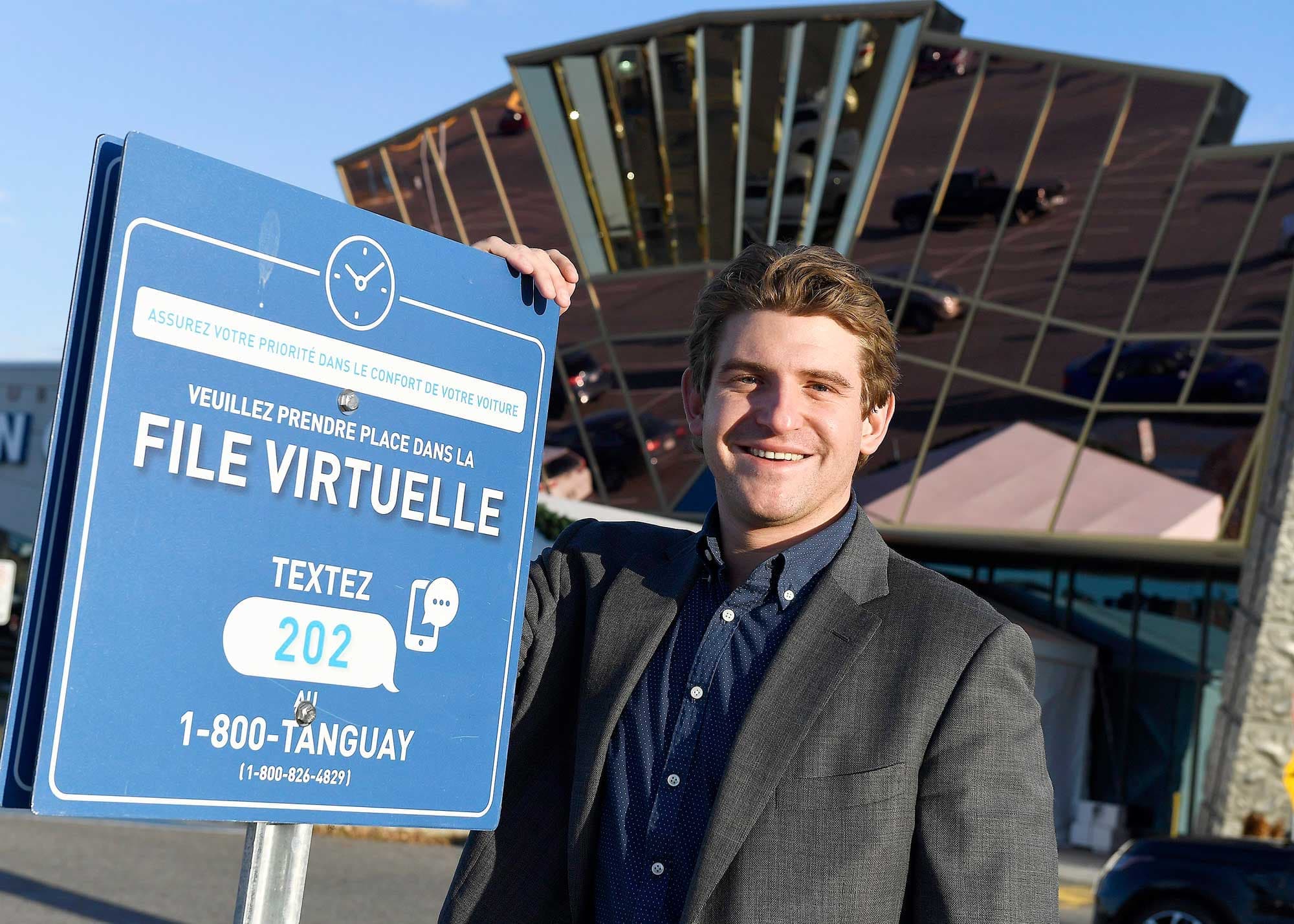 Charles Tanguay, vice-président, ventes et finances, chez Ameublements Tanguay, devant une des succursales de Québec.