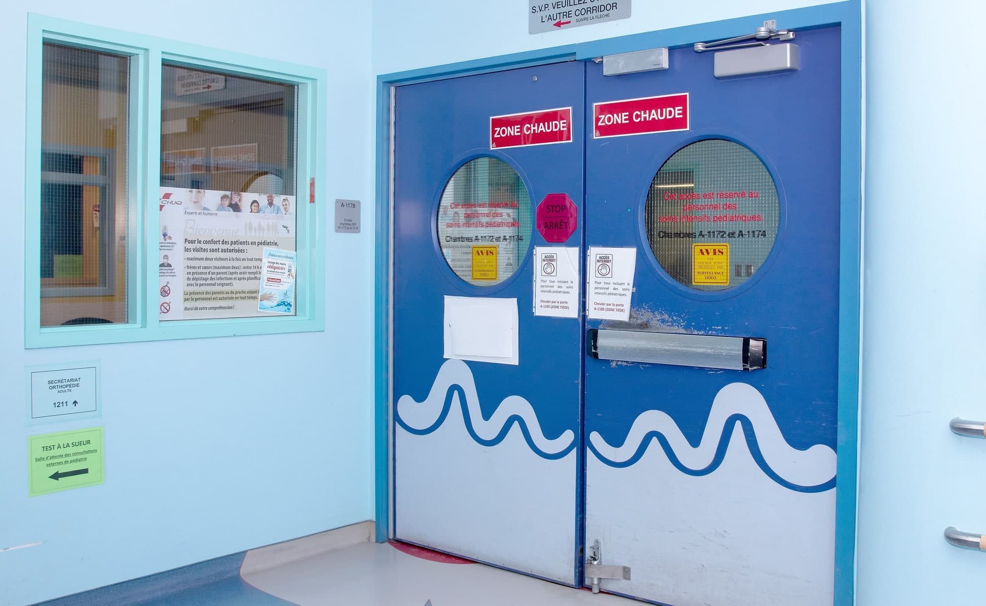 Dans les cinq hôpitaux du CHU, des corridors dédiés aux patients présentant des symptômes de COVID-19 ont été aménagés, restreignant ainsi la circulation.