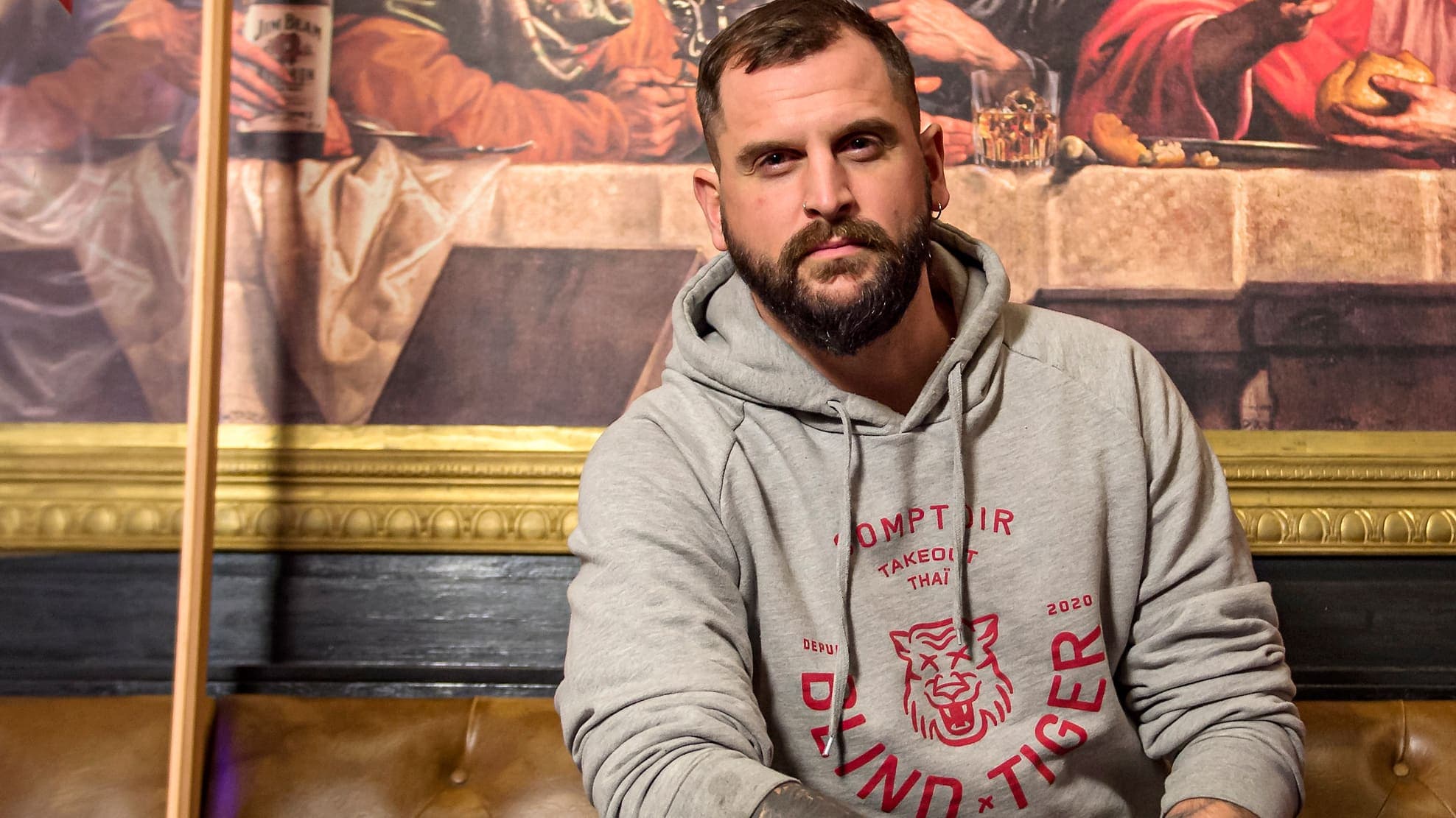 Mathieu Ménard, assis entre deux plexiglas dans sa brasserie Le Blind Pig, à Montréal, déplore l’incompétence du gouvernement dans la gestion de la crise.