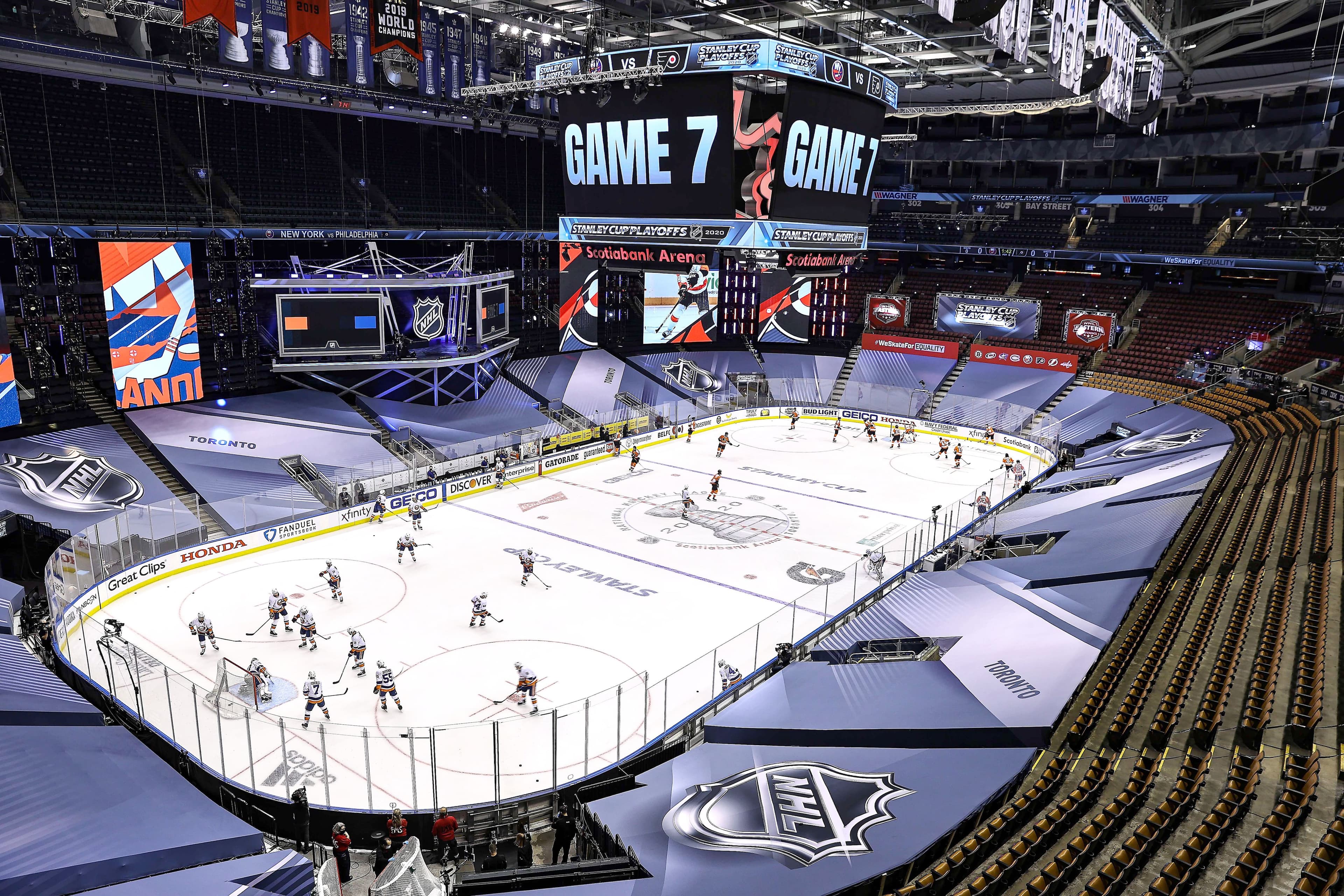 Les amateurs de hockey ne sont pas entichés à regarder des matchs en pleine canicule.