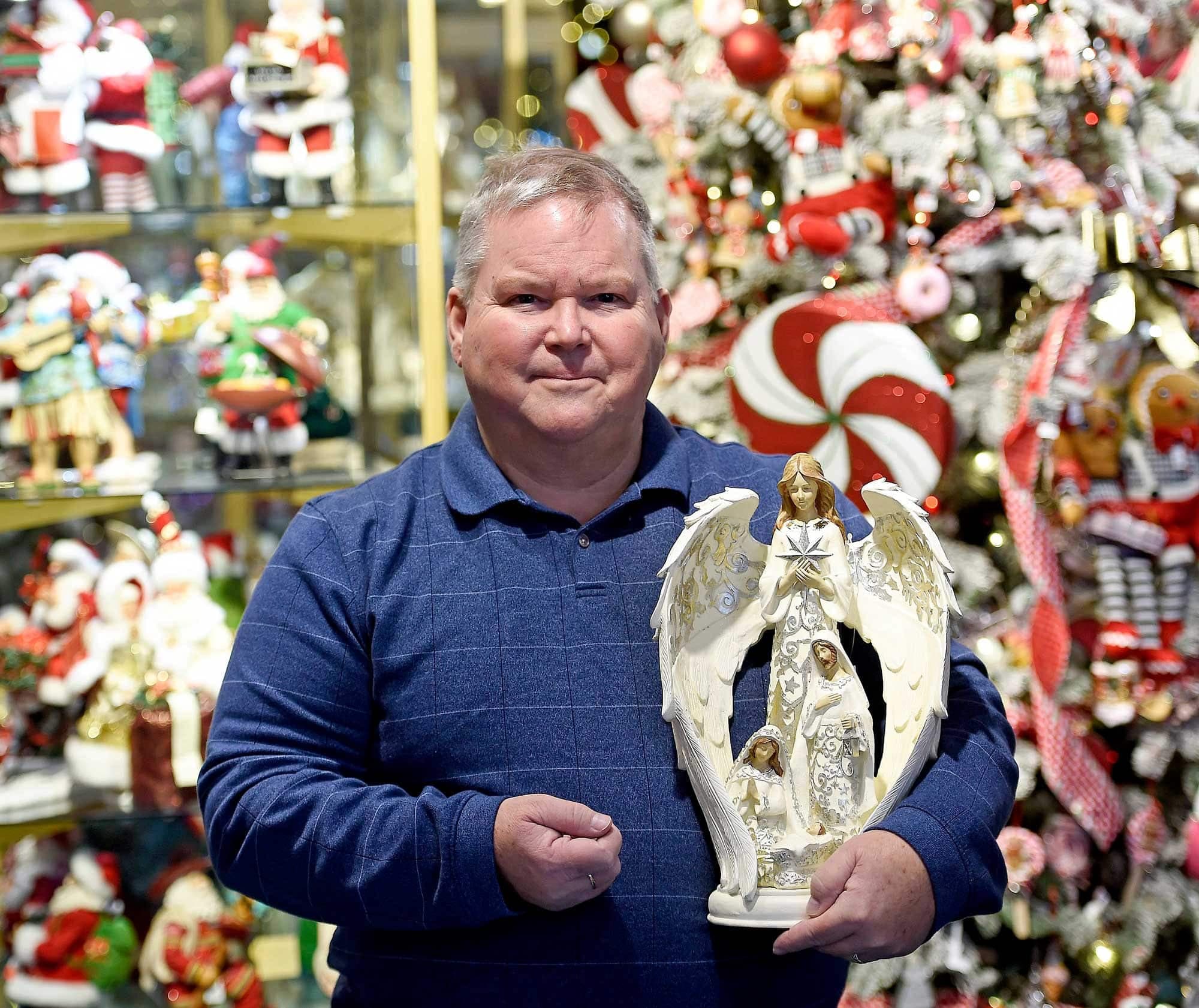 La Boutique de Noël de Québec fait partie des rares commerces où l’on peut toujours trouver une crèche. « On en aura tout le temps », assure le propriétaire Marc Gaboury.