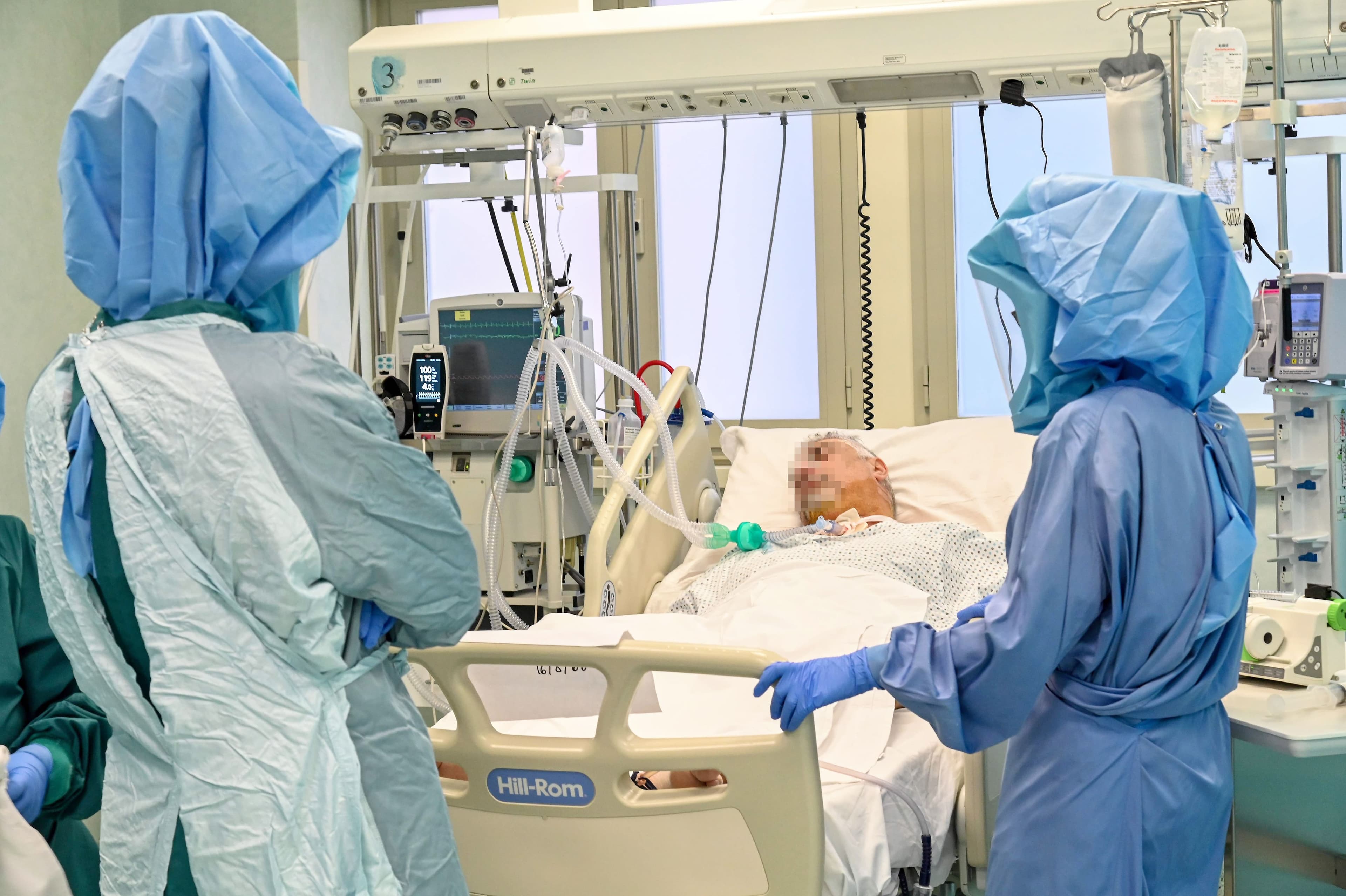 Cette découverte pourrait permettre de sauver la vie de patients qui subissent des complications graves de la COVID-19. Sur la photo, du personnel médical surveille un patient à l’unité de soins intensifs COVID-19 d’un hôpital de Rome, en Italie.