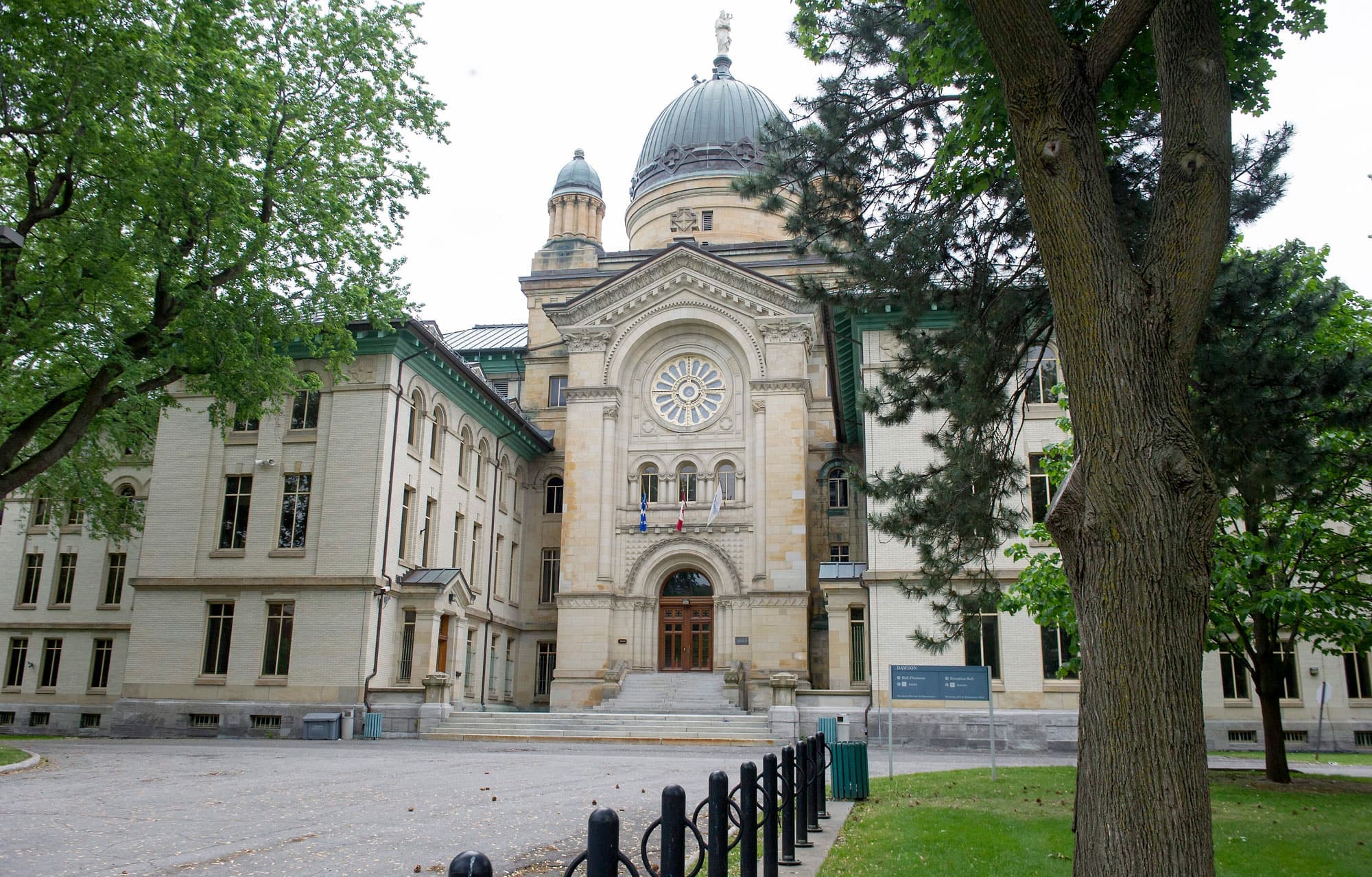 Le plus grand cégep anglophone du Québec, le Collège Dawson, situé au centre-ville de Montréal.