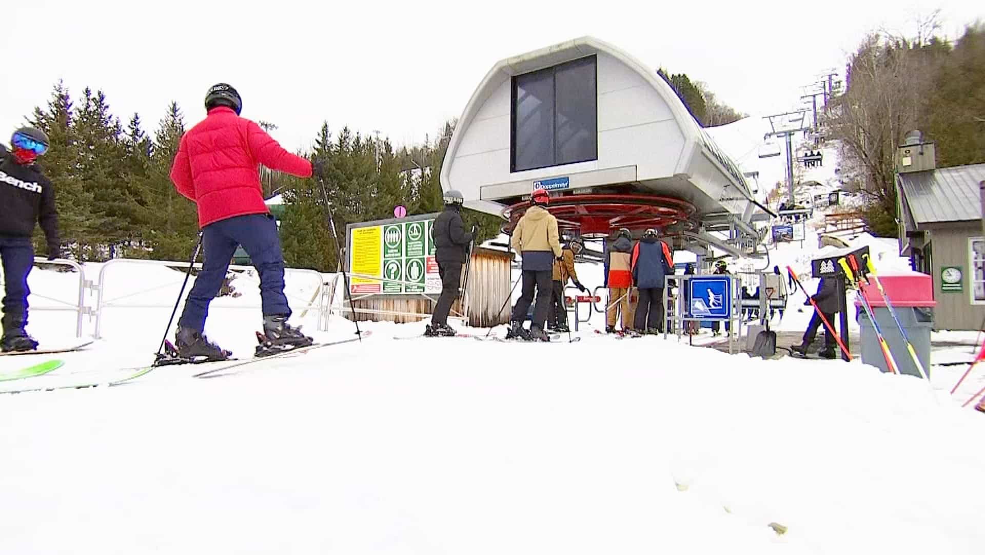 Le Sommet Saint-Sauveur a ouvert samedi, au grand bonheur des skieurs et des planchistes.