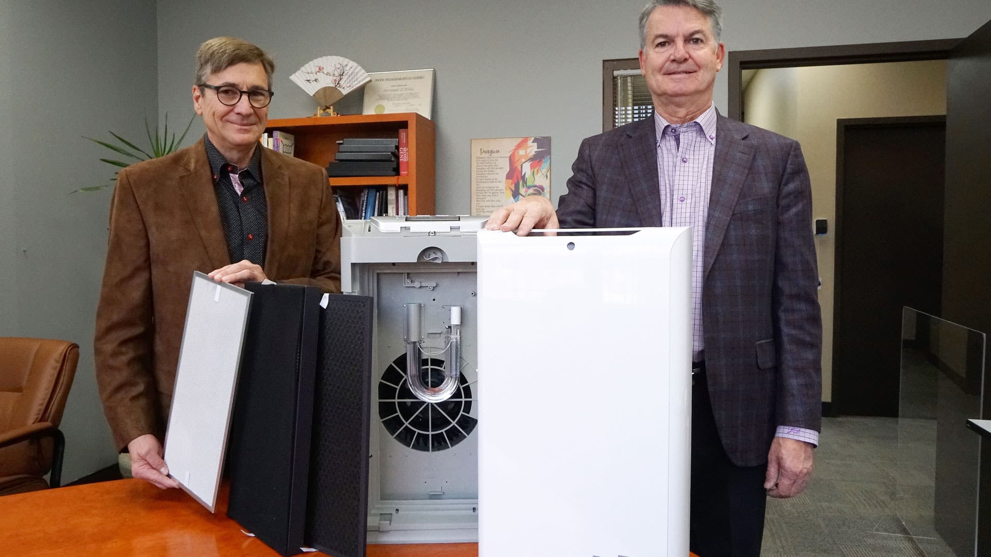 Normand Brais, vice-président fondateur et Jocelyn Dame, président de SANUVOX montrent les purificateurs d’air qui peuvent être installés en moins de deux minutes.