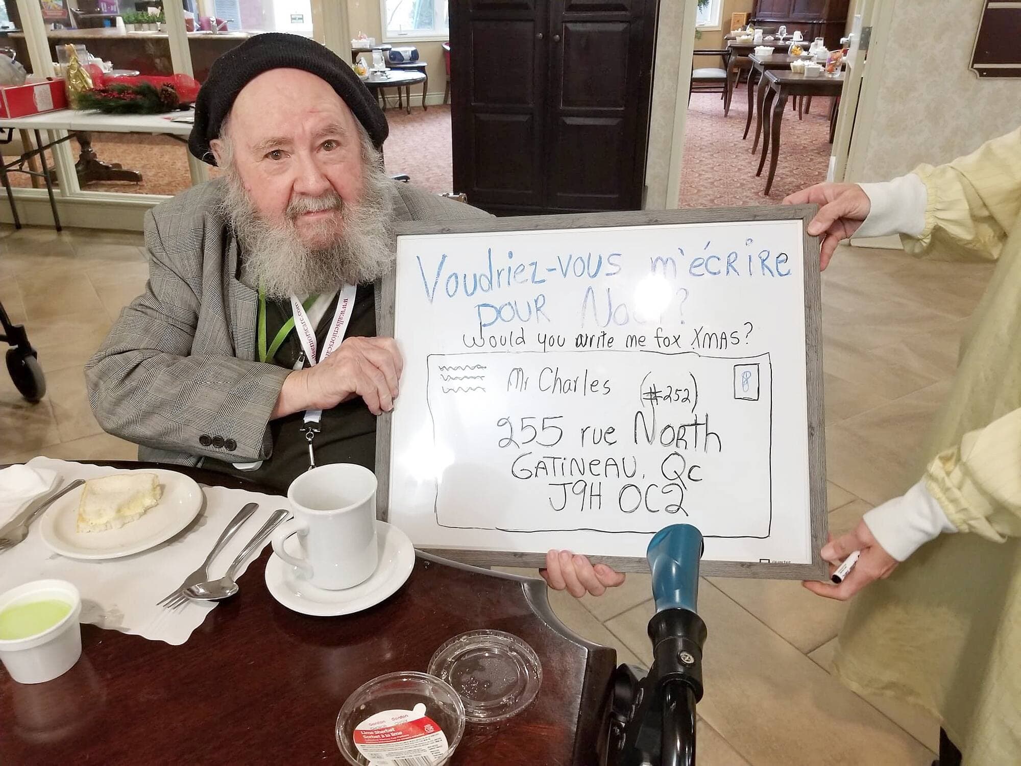 M. Charles aimerait bien recevoir vos beaux messages.