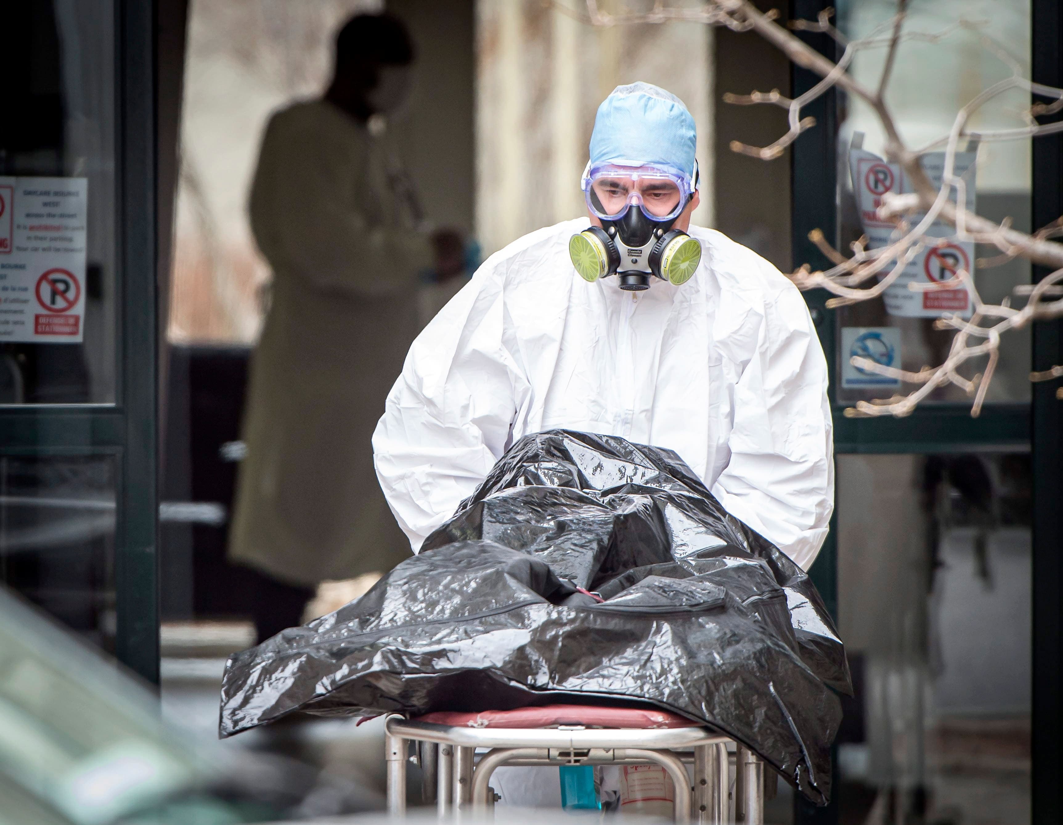 Quarante-sept résidents sont décédés dans des conditions inhumaines au CHSLD Herron, dans l’ouest de l’île de Montréal, lors de la première vague de la pandémie. Ici, un transporteur funéraire venu récupérer un d’entre eux.