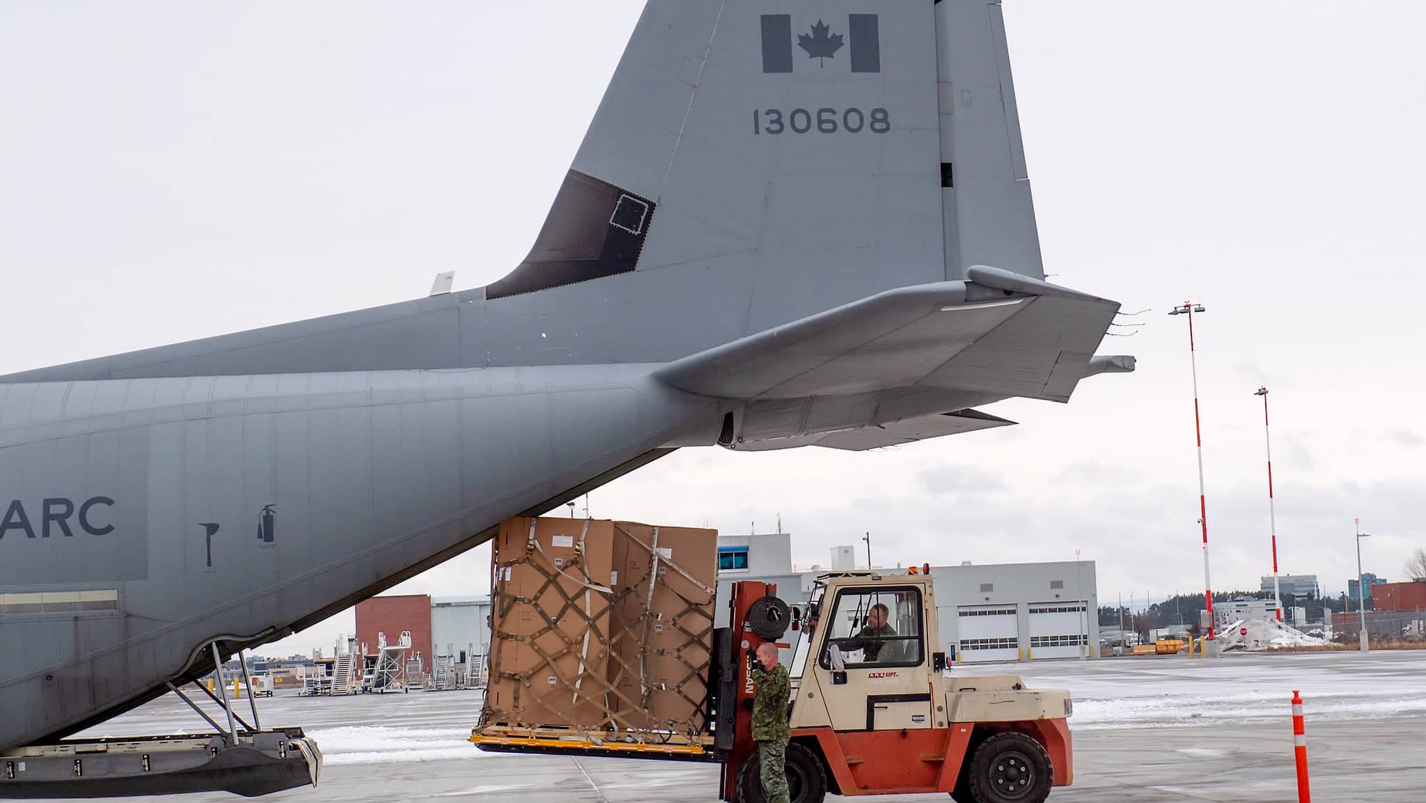 Des militaires canadiens distribuaient des congélateurs médicaux hier pour préparer l’arrivée des précieux colis dans le nord du pays.