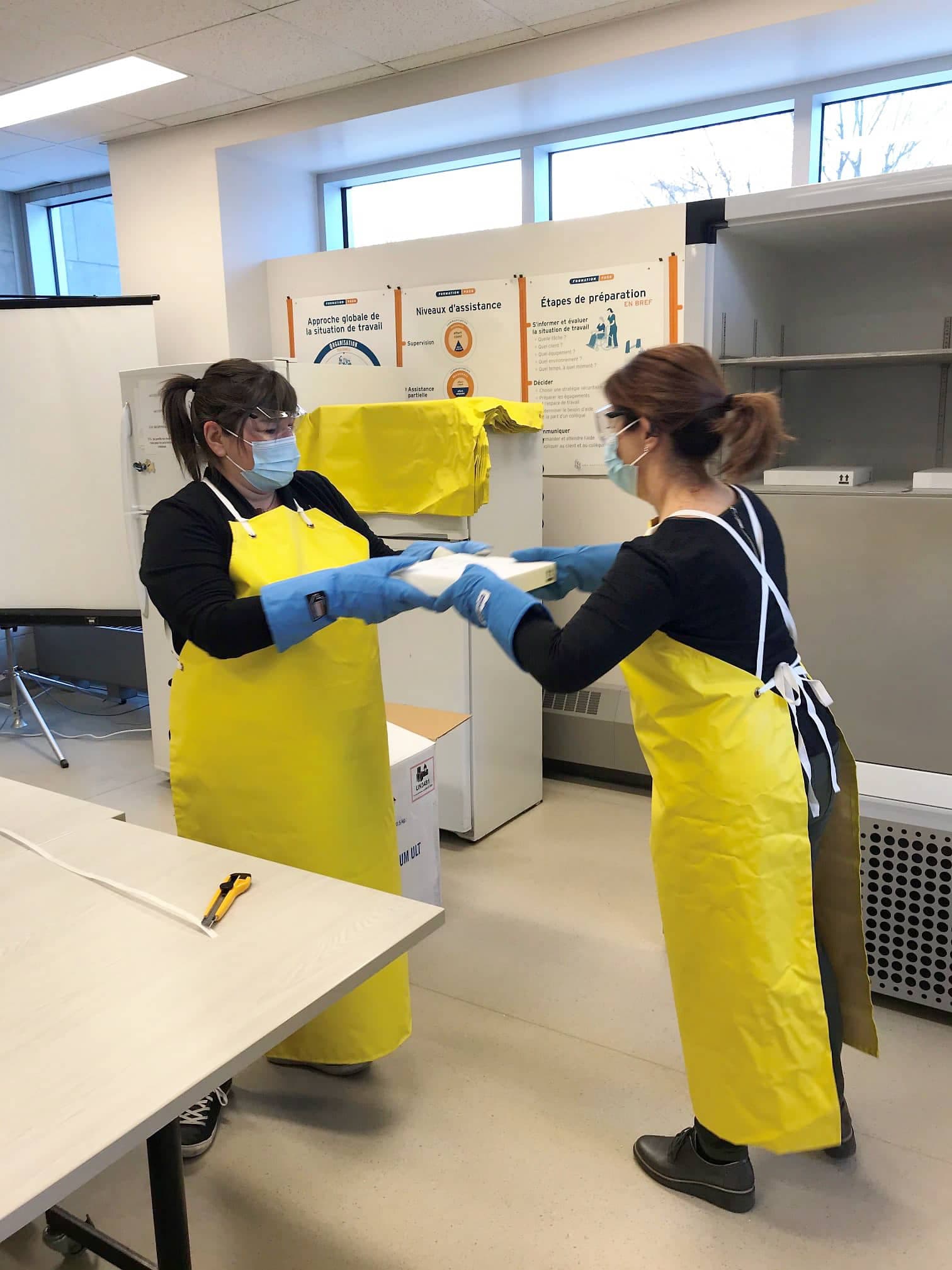 Une autre livraison du vaccin de Pfizer devrait arriver au début du mois de janvier à Québec, une opération délicate, comme l’a constaté le personnel du CIUSSS lors de la réception des premières doses, il y a deux semaines, au CHSLD Saint-Antoine.