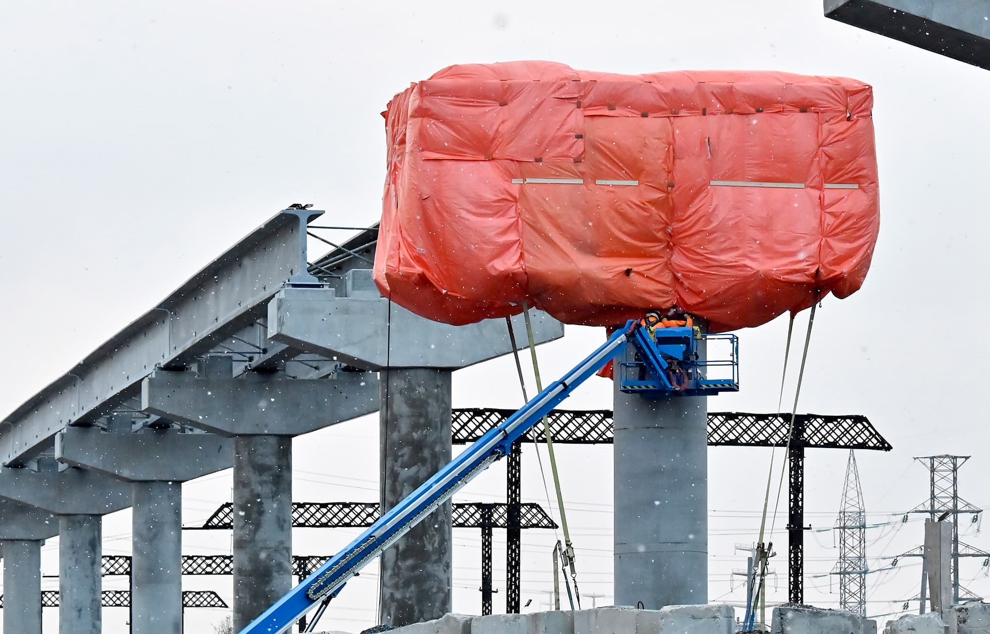 Des pylônes sont aménagés par la Caisse le long du tracé aérien du REM dans le secteur de Pointe-Saint-Charles, dans l'arrondissement du Sud-Ouest, pour relier la station de l'Île-des-Sœurs à la Gare Centrale.