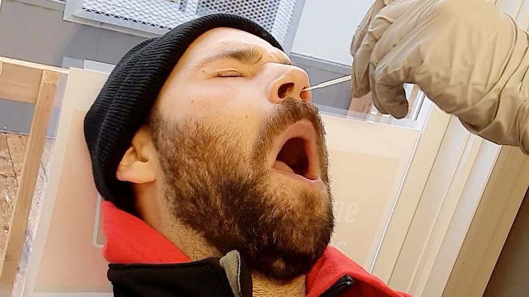 Malgré mon expression exagérée par la crainte, le test de dépistage à la COVID-19, que j’ai passé la veille de mon admission, ne fait pas mal.