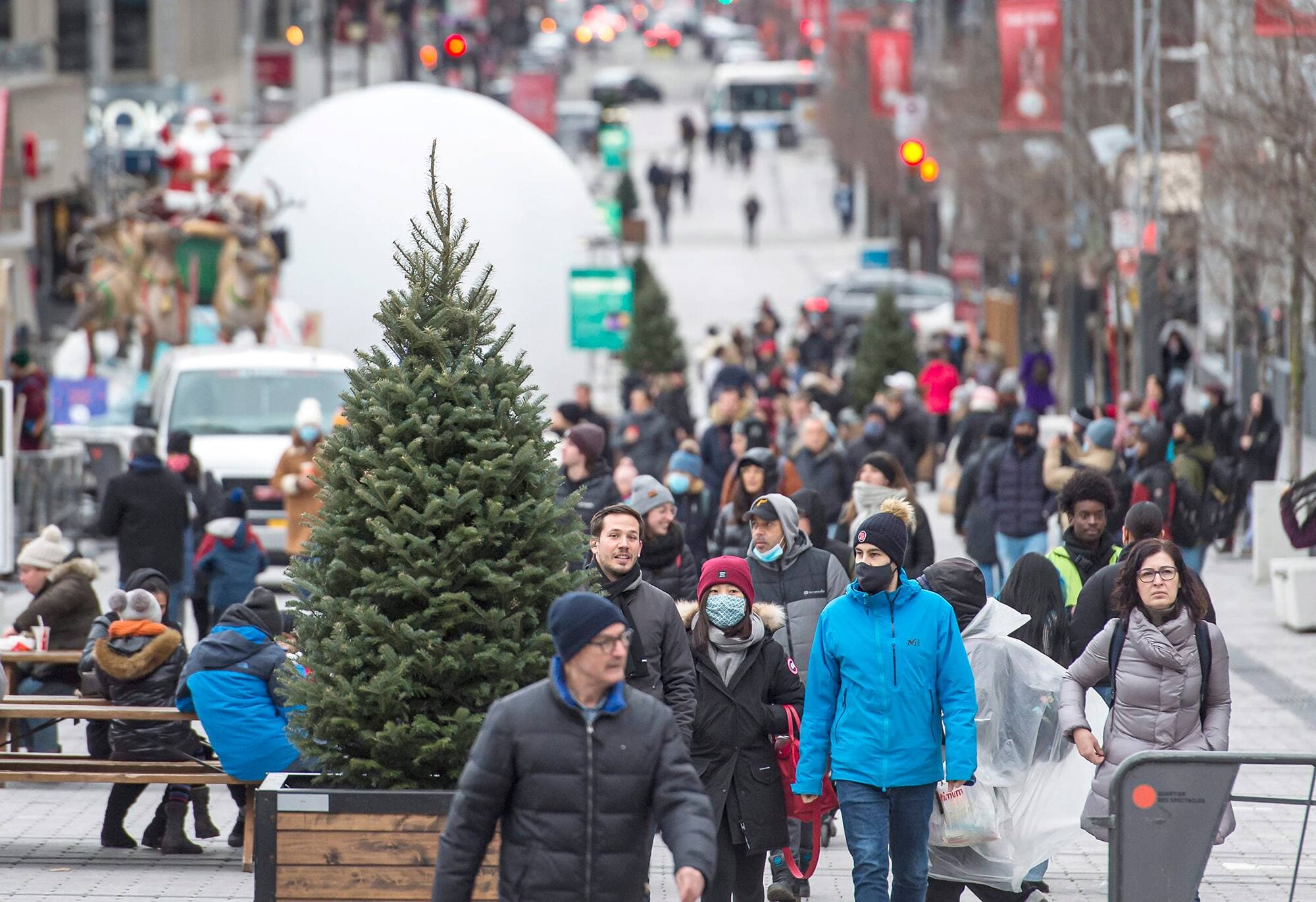 Les Québécois poursuivent leur préparation pour le temps des Fêtes, comme sur cette photo prise en décembre 2020.