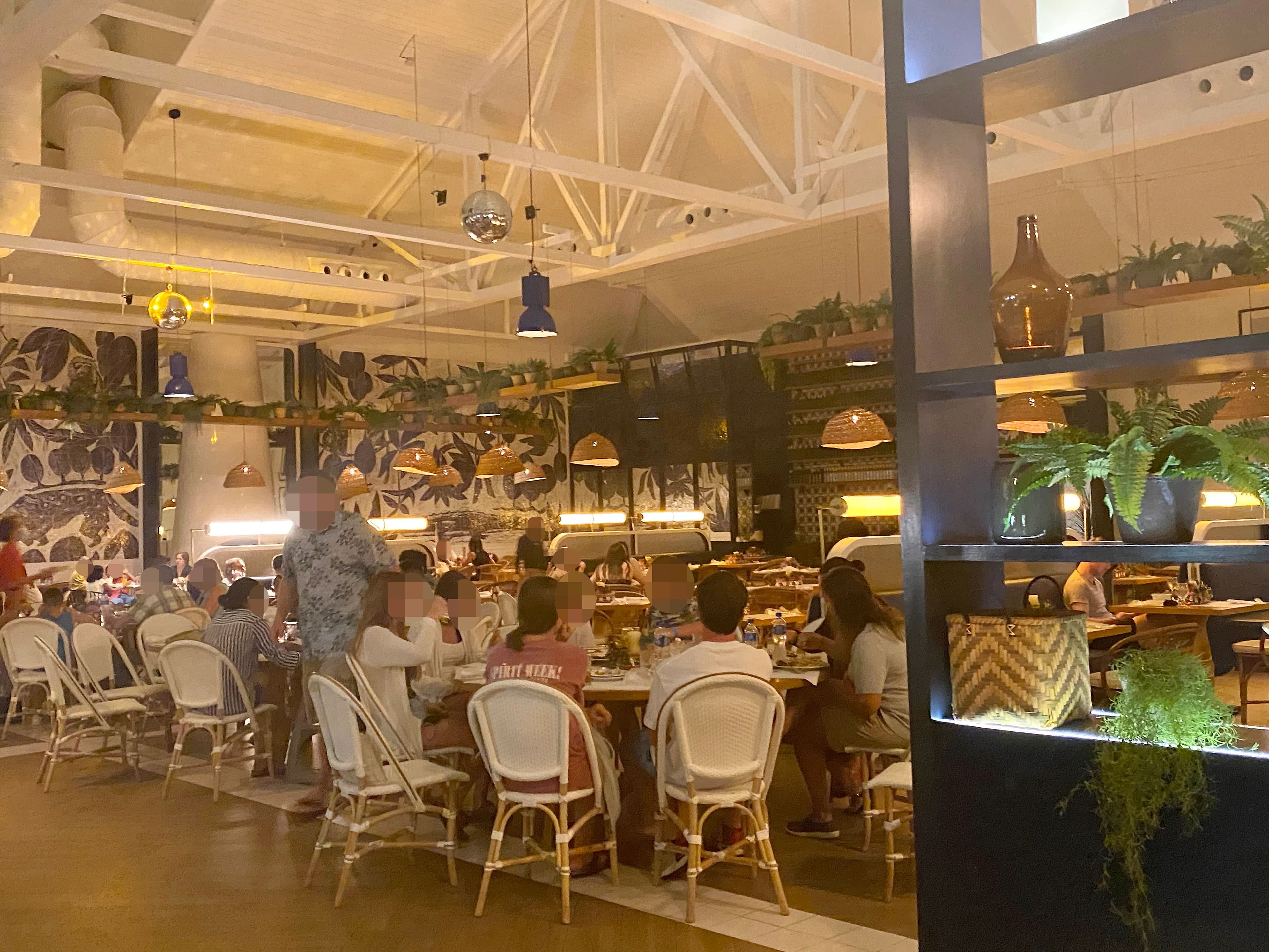 La distanciation était rare dans les restaurants du complexe.